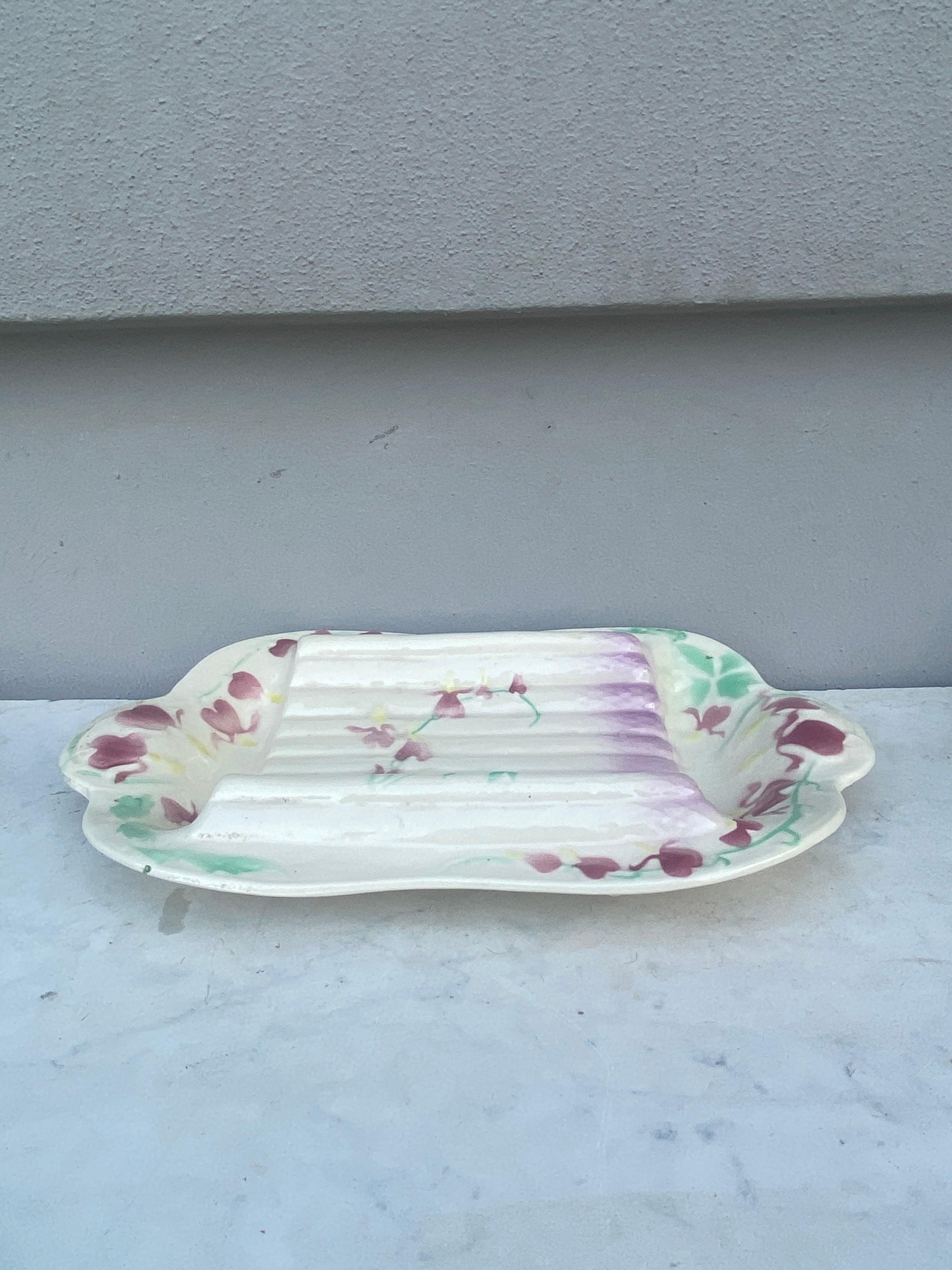 Majolica asparagus platter Saint Clement, circa 1930.
Decorated with pink flowers.