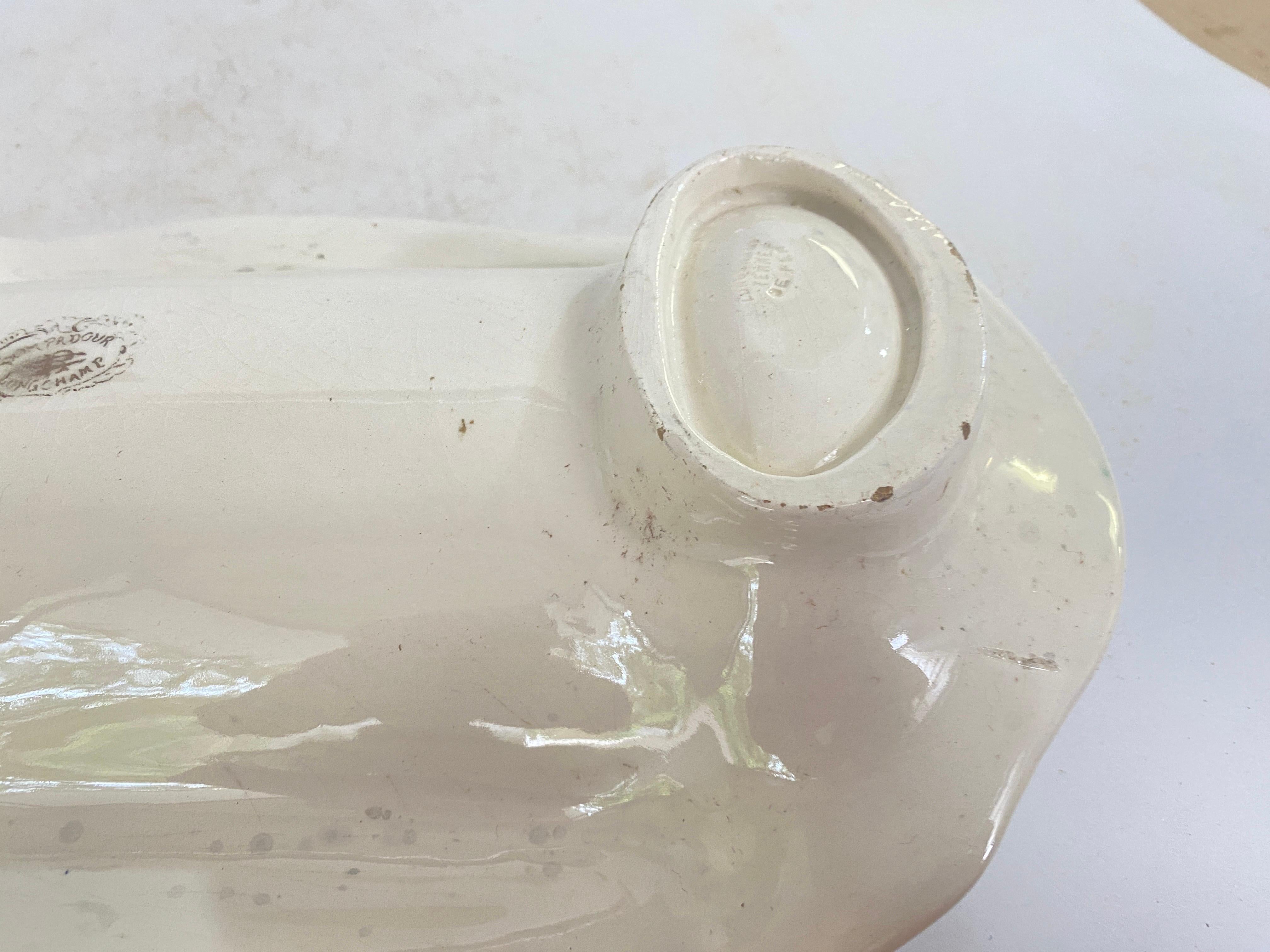 Esta cerámica mayólica, para el servicio de Espárragos. Se fabricaron en Francia en la década de 1930. Sus colores son el blanco, el verde y el morado.
Este es un plato para servir.


