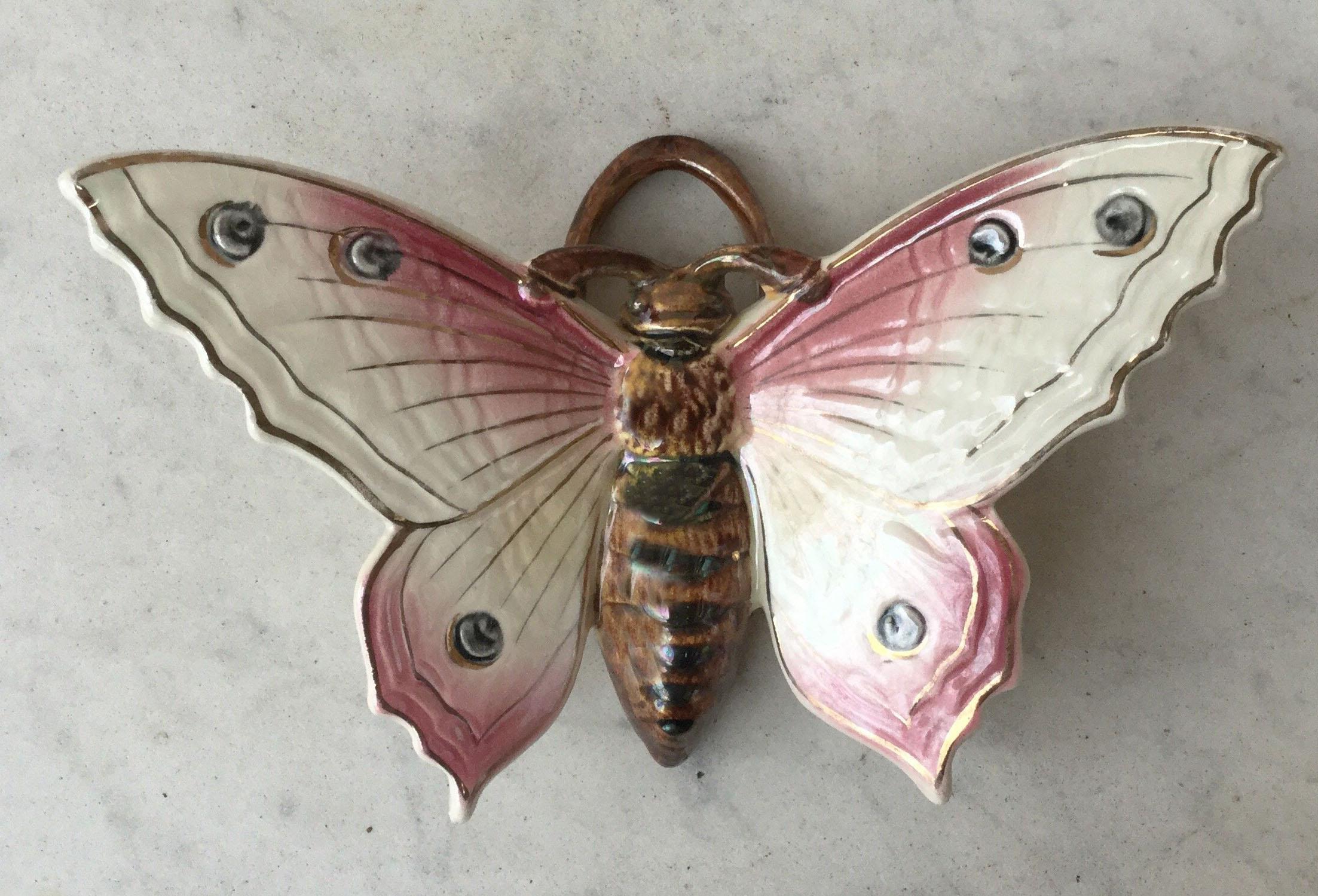 Majolica Bee Wall Pocket Sarreguemines, circa 1920 In Good Condition In Austin, TX