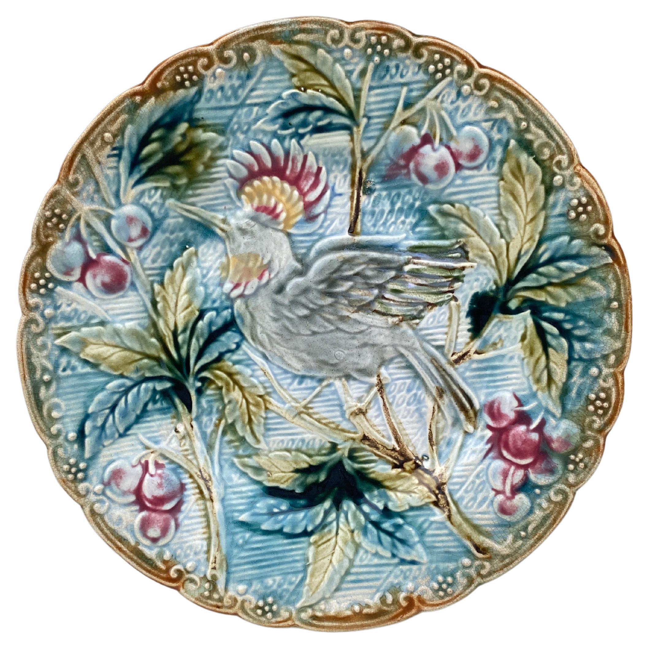 Majolika-Vogel mit Kirschbaumholz-Wasmuel-Teller, um 1890