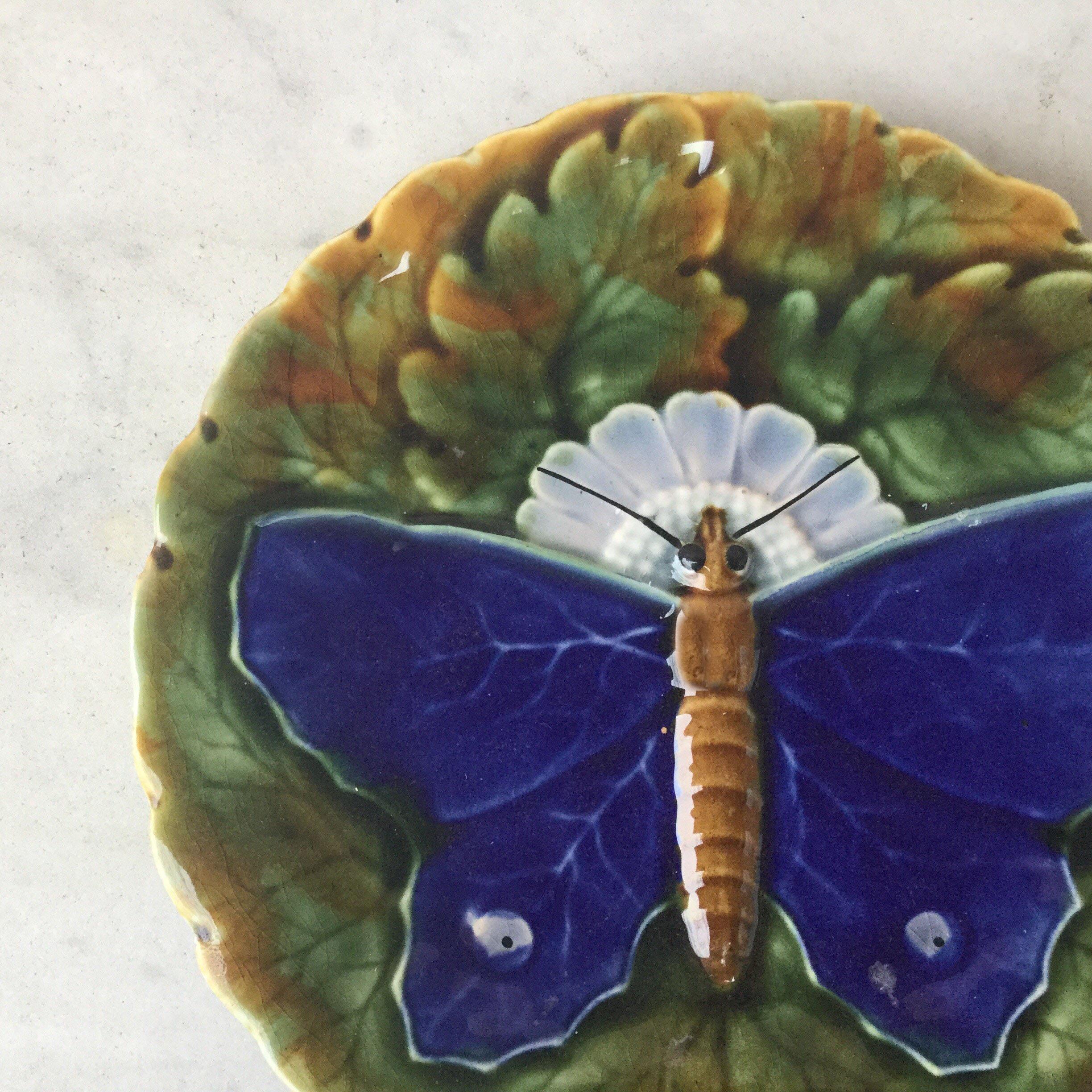 Plato de mayólica azul mariposa Josef Steidl Znaim, hacia 1890 Austríaco en venta