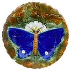 Blauer Schmetterlingsteller aus Majolika Josef Steidl Znaim, um 1890