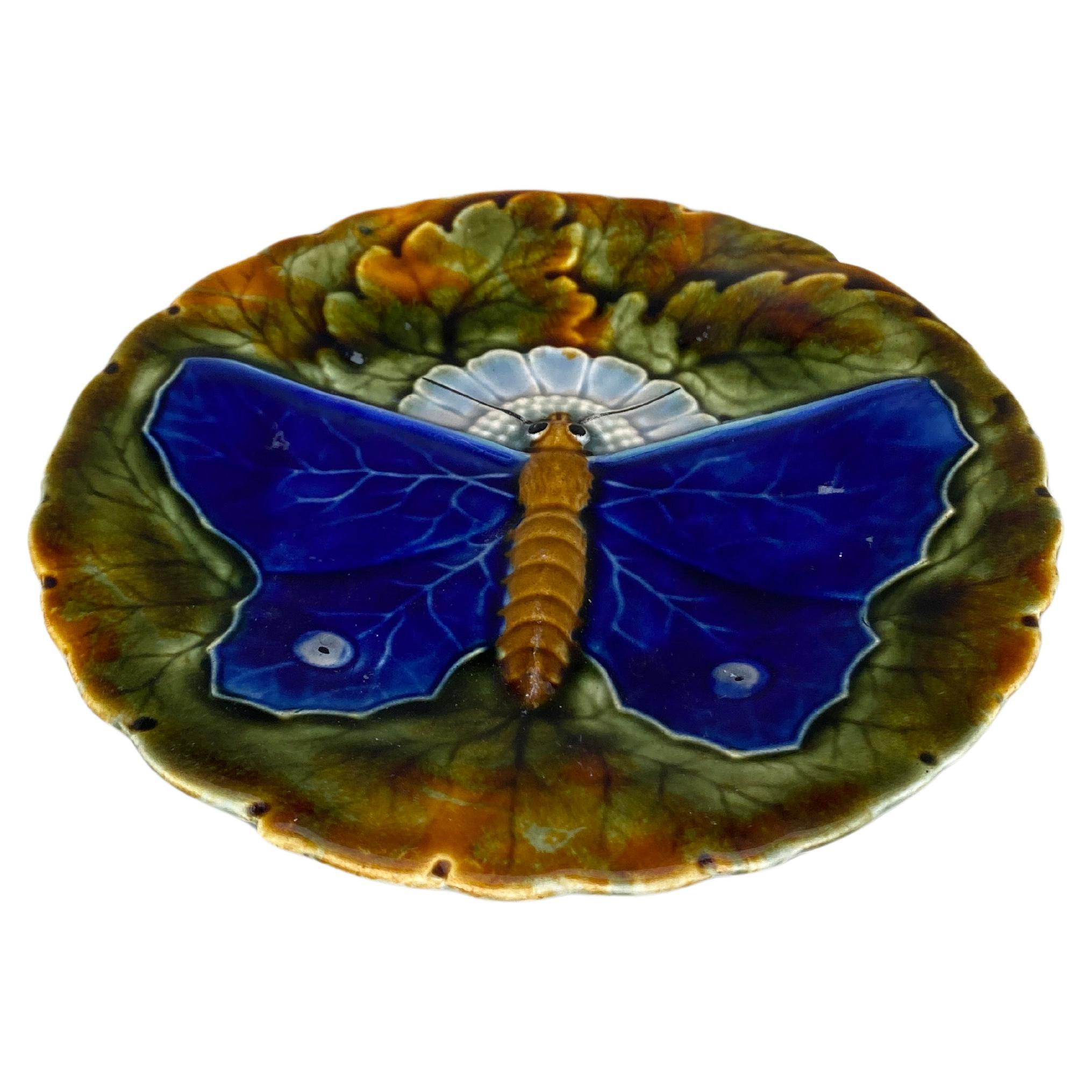 Plato de mariposa de mayólica Josef Steidl Znaim, hacia 1890.