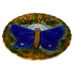 Blauer Schmetterlingsteller aus Majolika Josef Steidl Znaim, um 1890