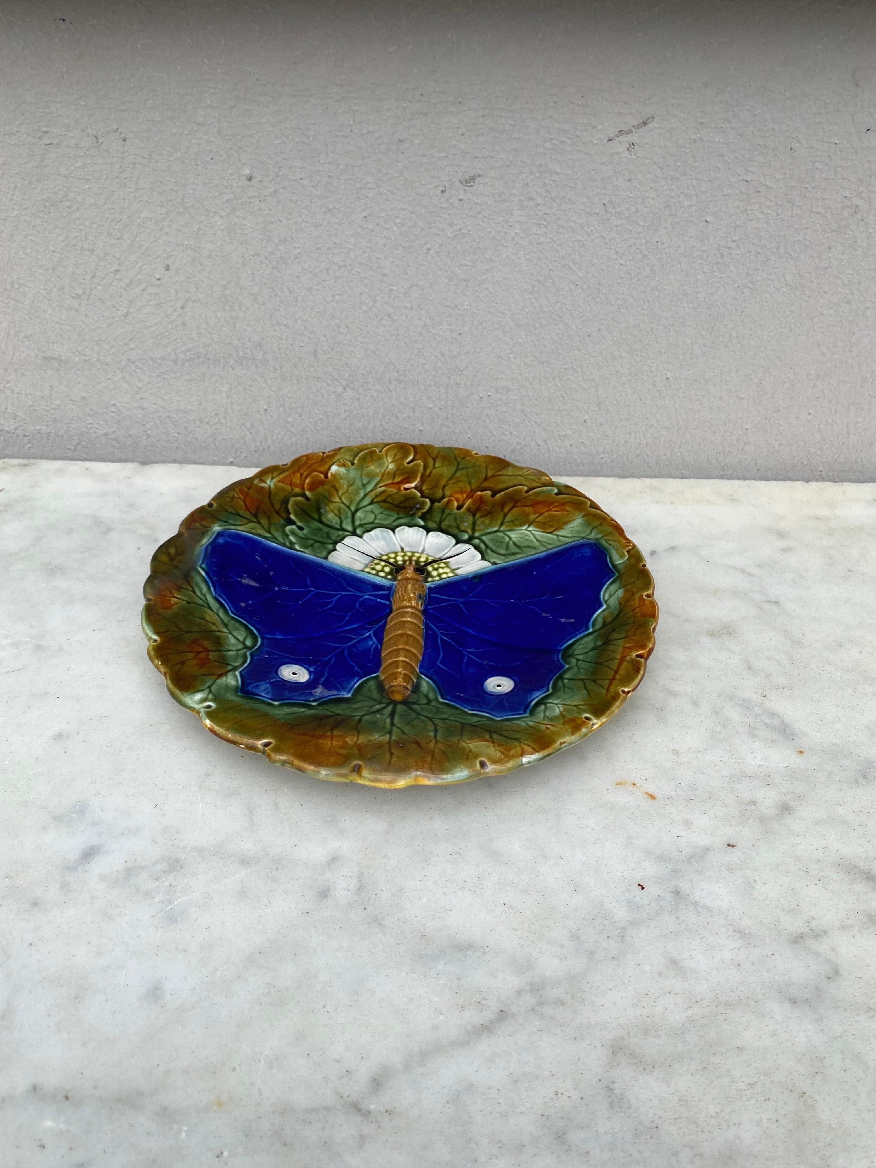 Plato de mayólica azul mariposa Josef Steidl Znaim, hacia 1890 Art Nouveau en venta