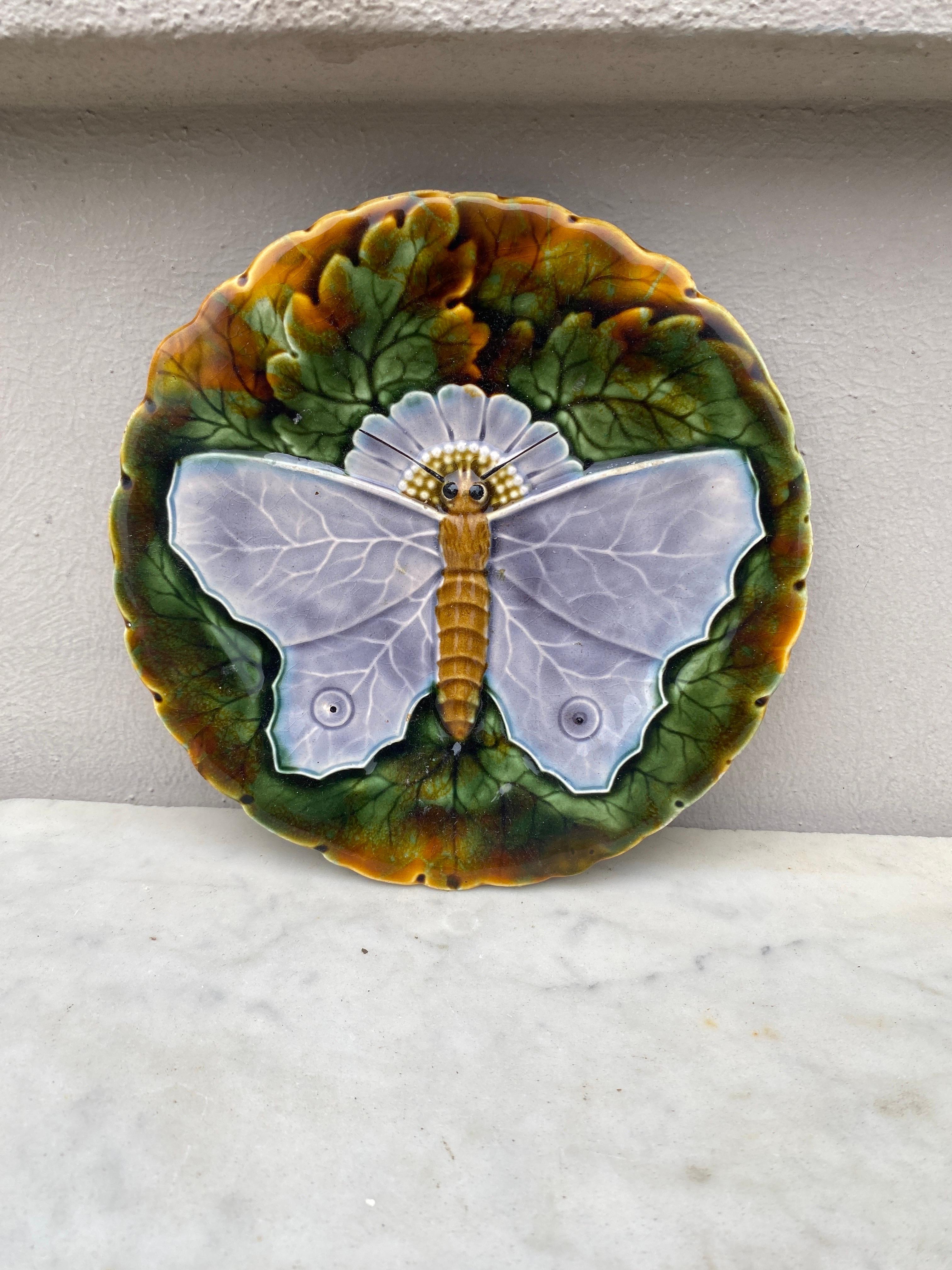 Plato de mayólica azul mariposa Josef Steidl Znaim, hacia 1890 en Bueno estado para la venta en Austin, TX