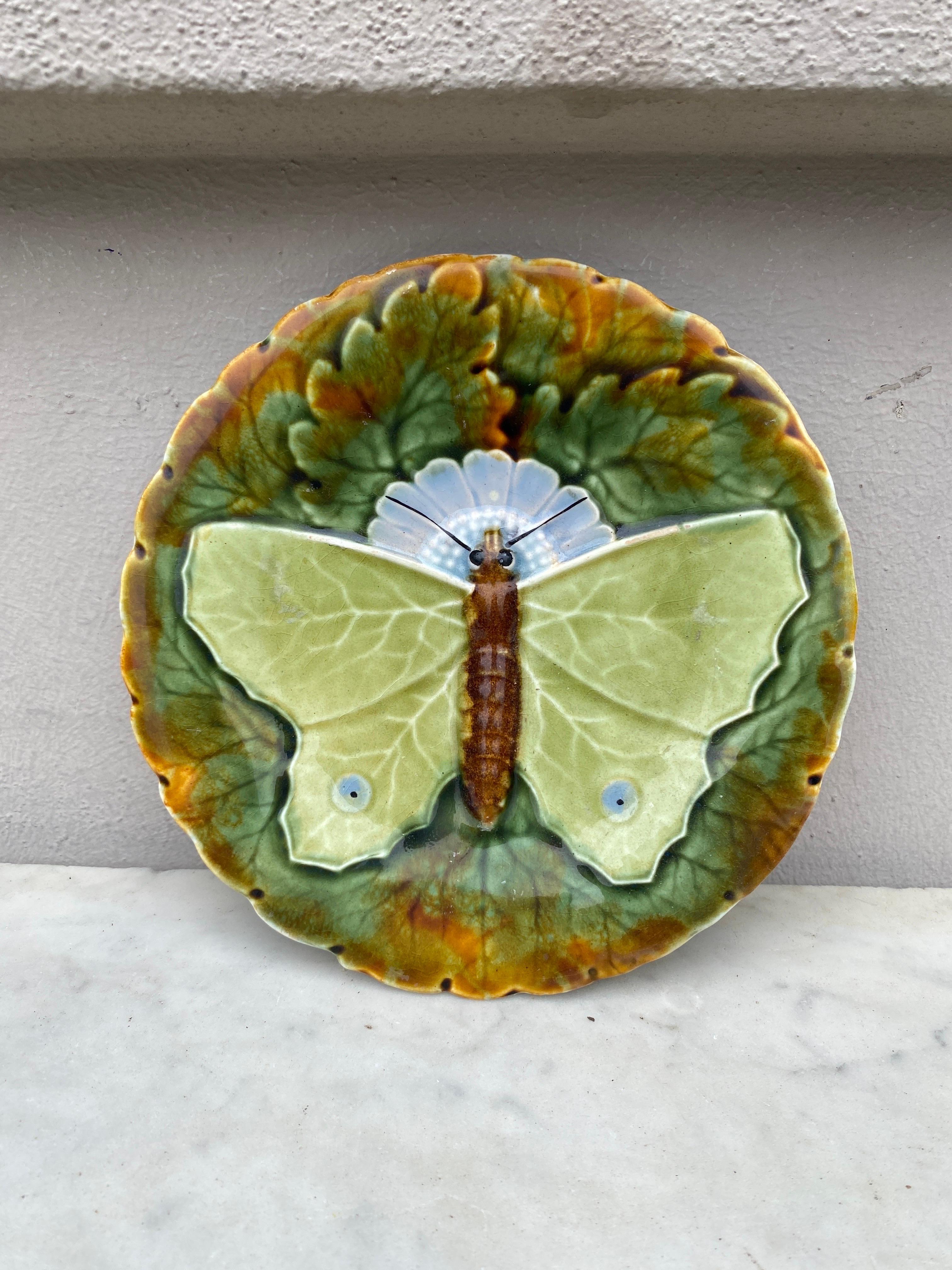 Plato de mayólica azul mariposa Josef Steidl Znaim, hacia 1890 en Bueno estado para la venta en Austin, TX
