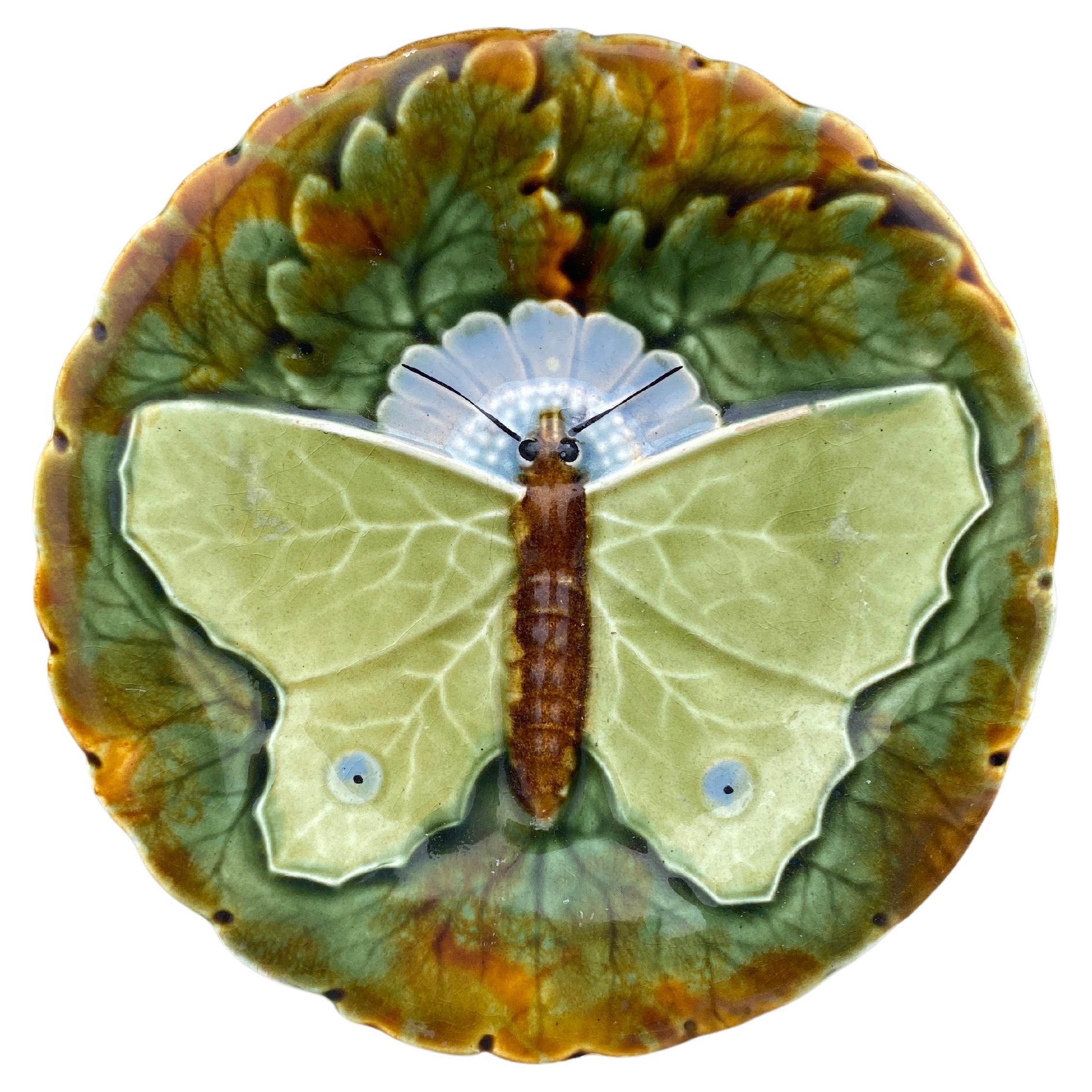 Plato de mayólica azul mariposa Josef Steidl Znaim, hacia 1890 en Bueno estado para la venta en Austin, TX