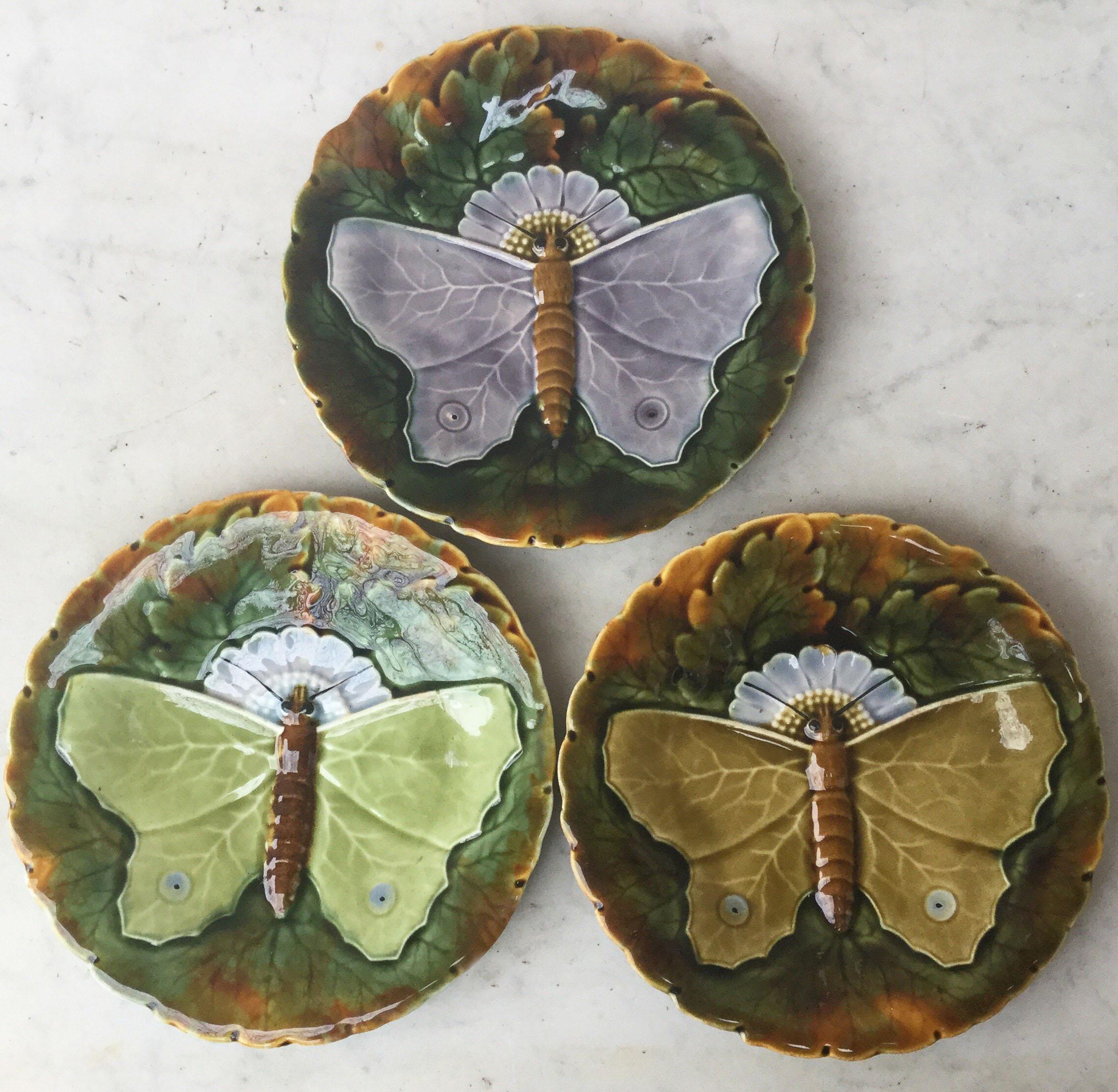 Plato de mayólica azul mariposa Josef Steidl Znaim, hacia 1890 en venta 3