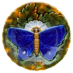 Assiette à papillon bleu en majolique Josef Steidl Znaim, vers 1890