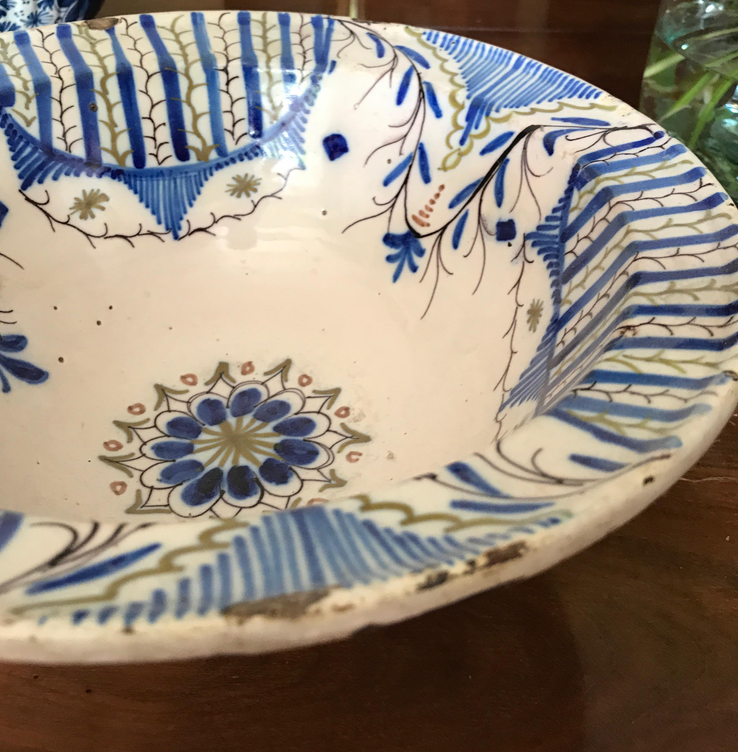 Majolica Bowl Spanish 18th Century Delft Blue In Good Condition For Sale In Diest, Vlaams Brabant