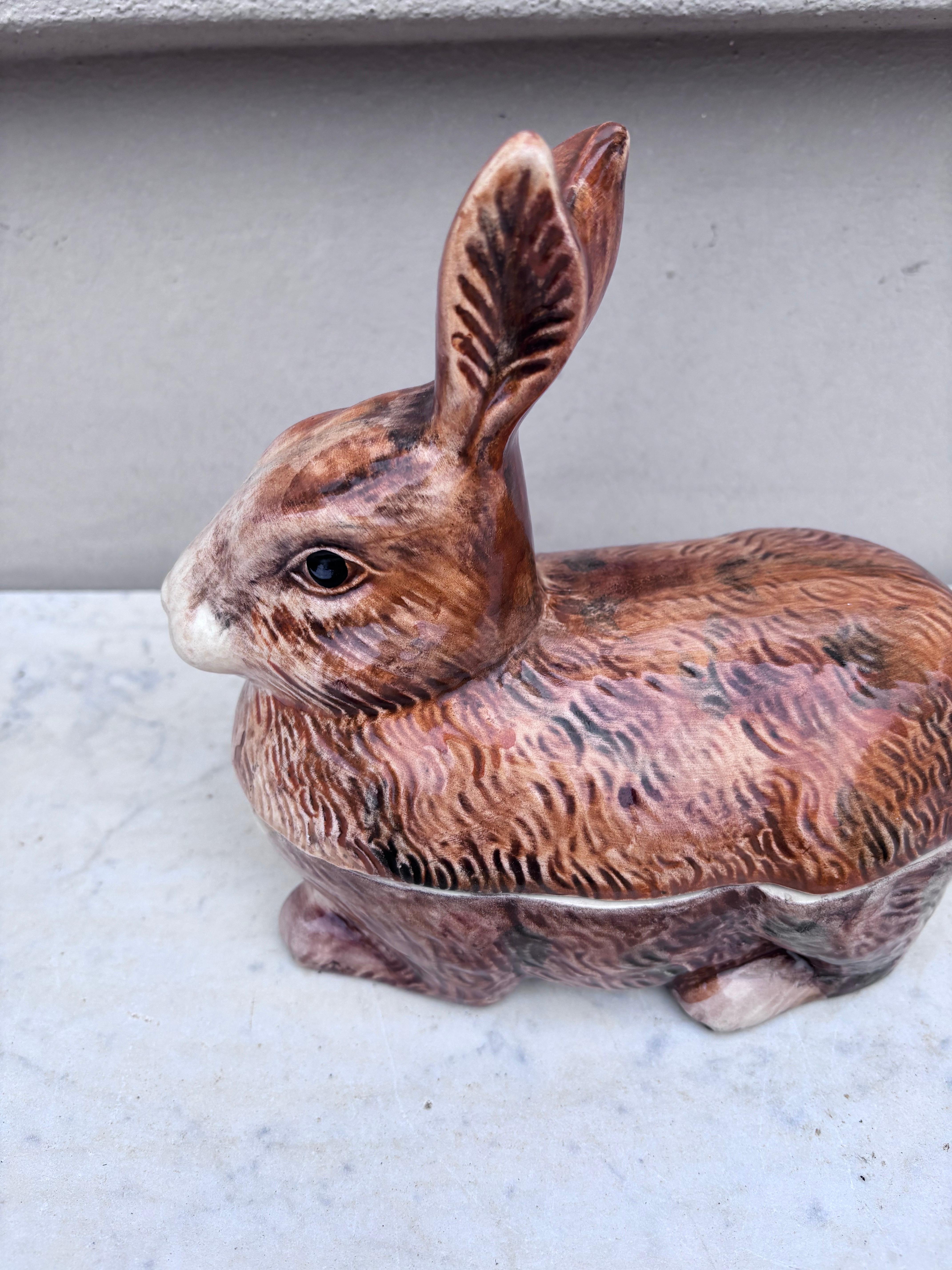 Country Zuppiera di coniglio marrone in maiolica Caugant in vendita