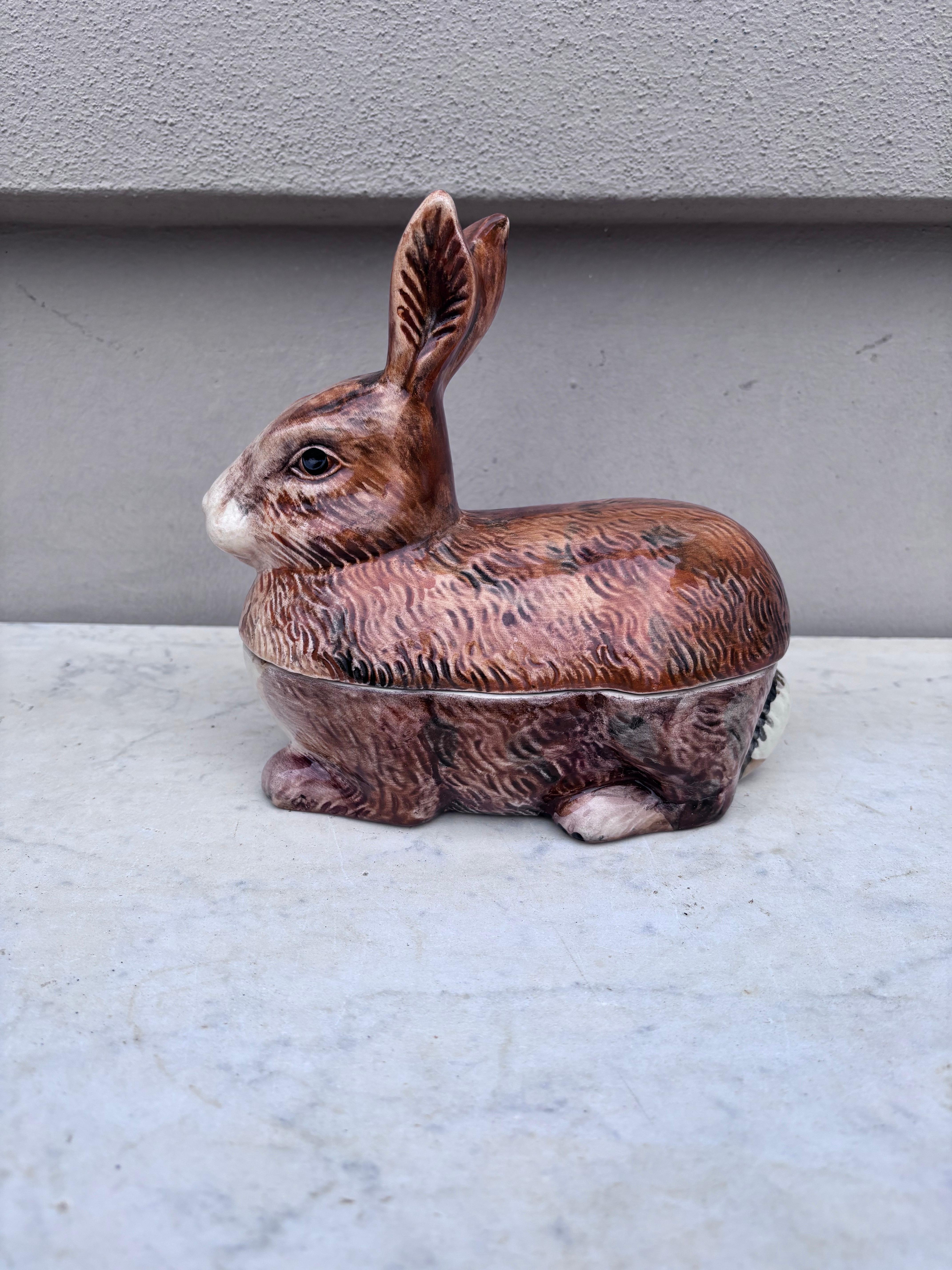 Zuppiera per coniglio in maiolica francese firmata Caugant, 1940 circa.