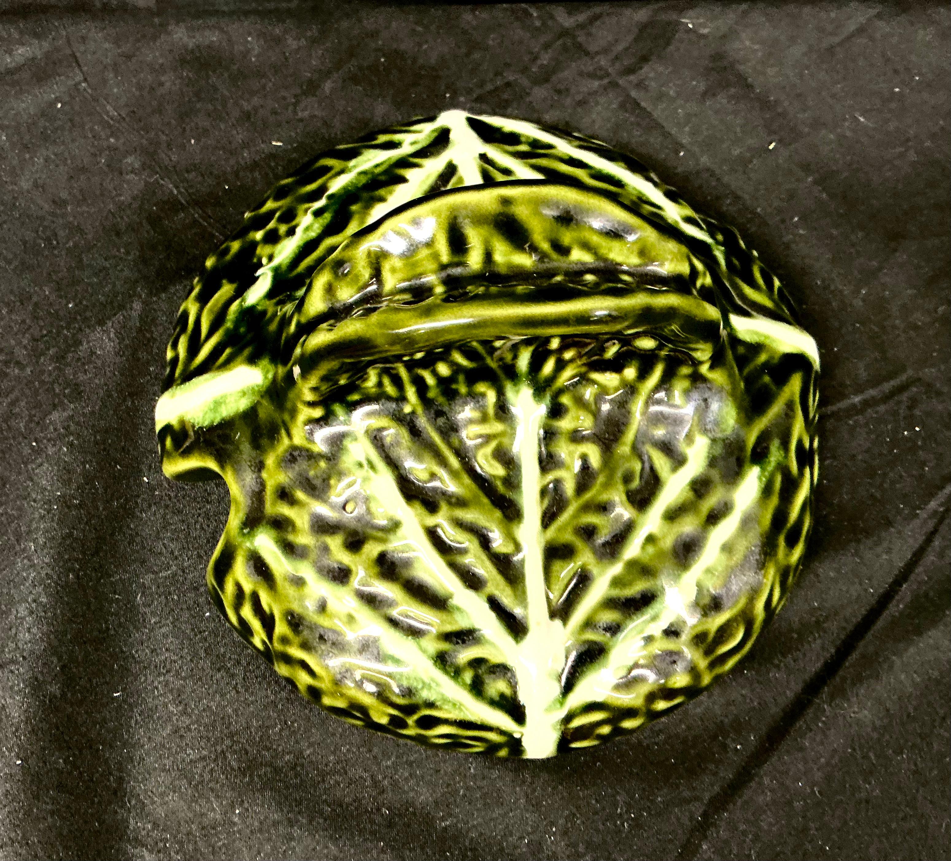 Soupière à feuilles de chou en majolique avec couvercle et sous-plat en vente 4