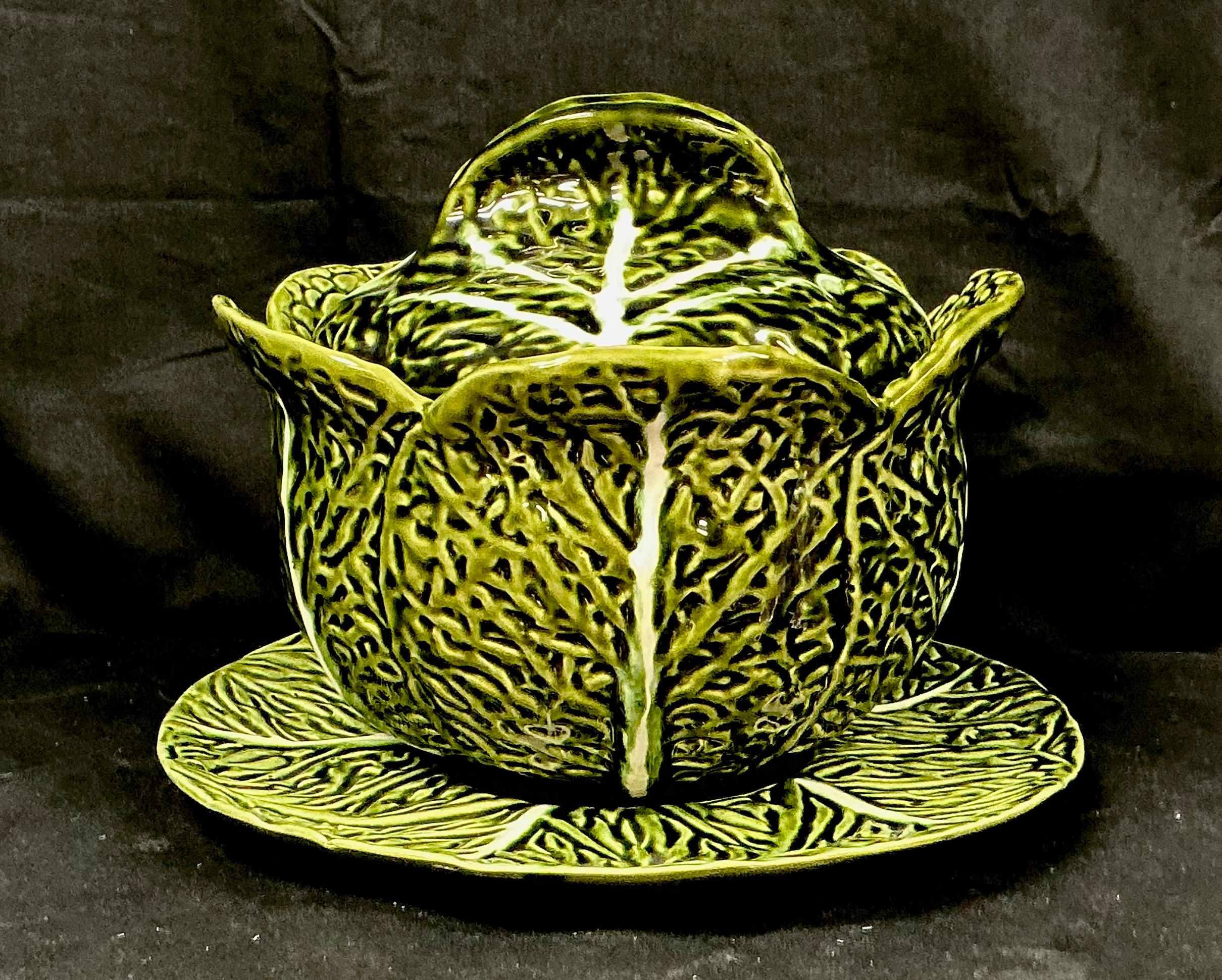 Soupière à feuilles de chou en majolique avec couvercle et sous-plat en vente 5