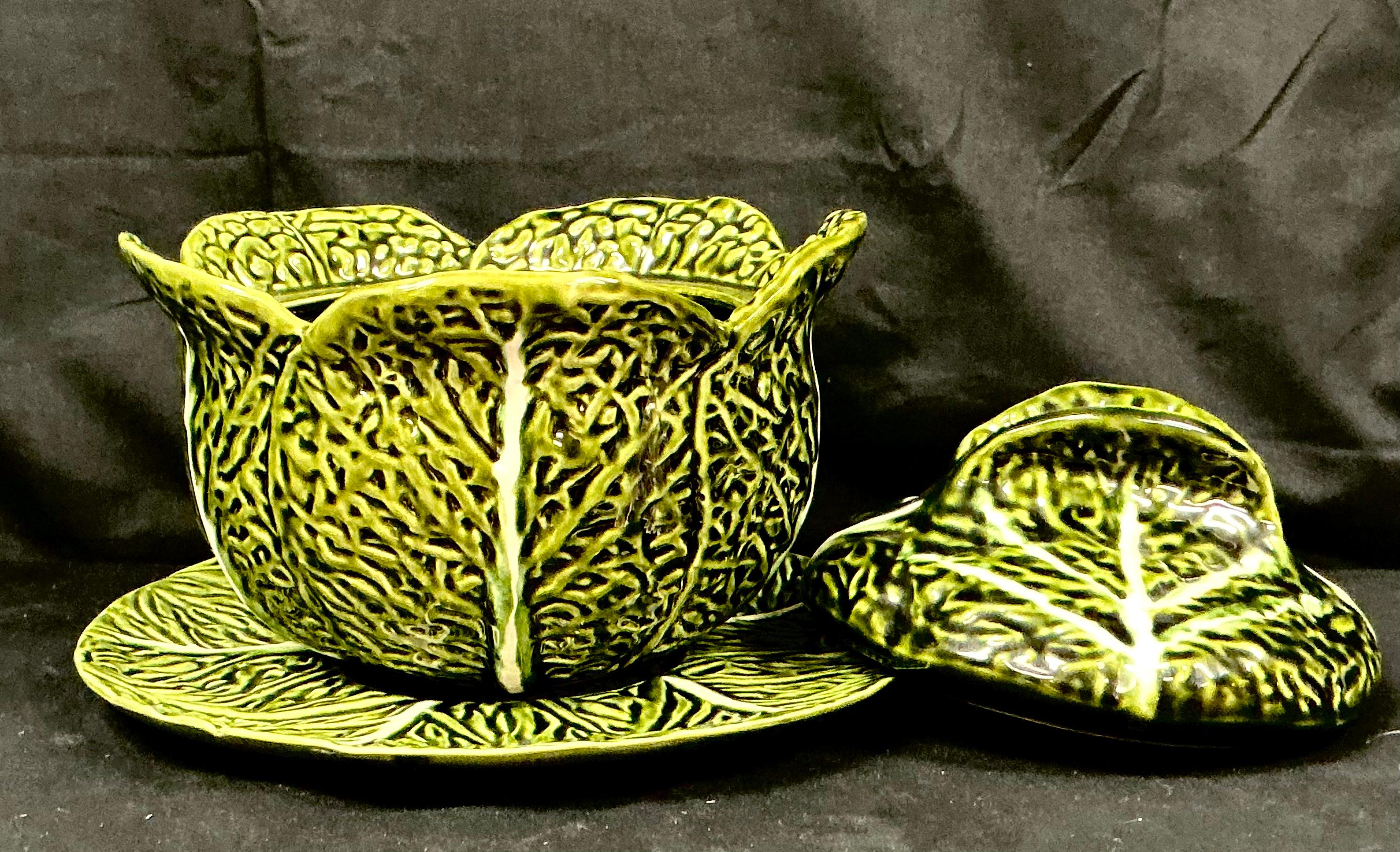 Soupière à feuilles de chou en majolique portugaise Faiancas Belo du 20e siècle, avec couvercle et sous-plat. Cette charmante et sculpturale soupière en céramique en forme de chou, avec couvercle et sous-plat assortis, est ornée d'un riche glaçage