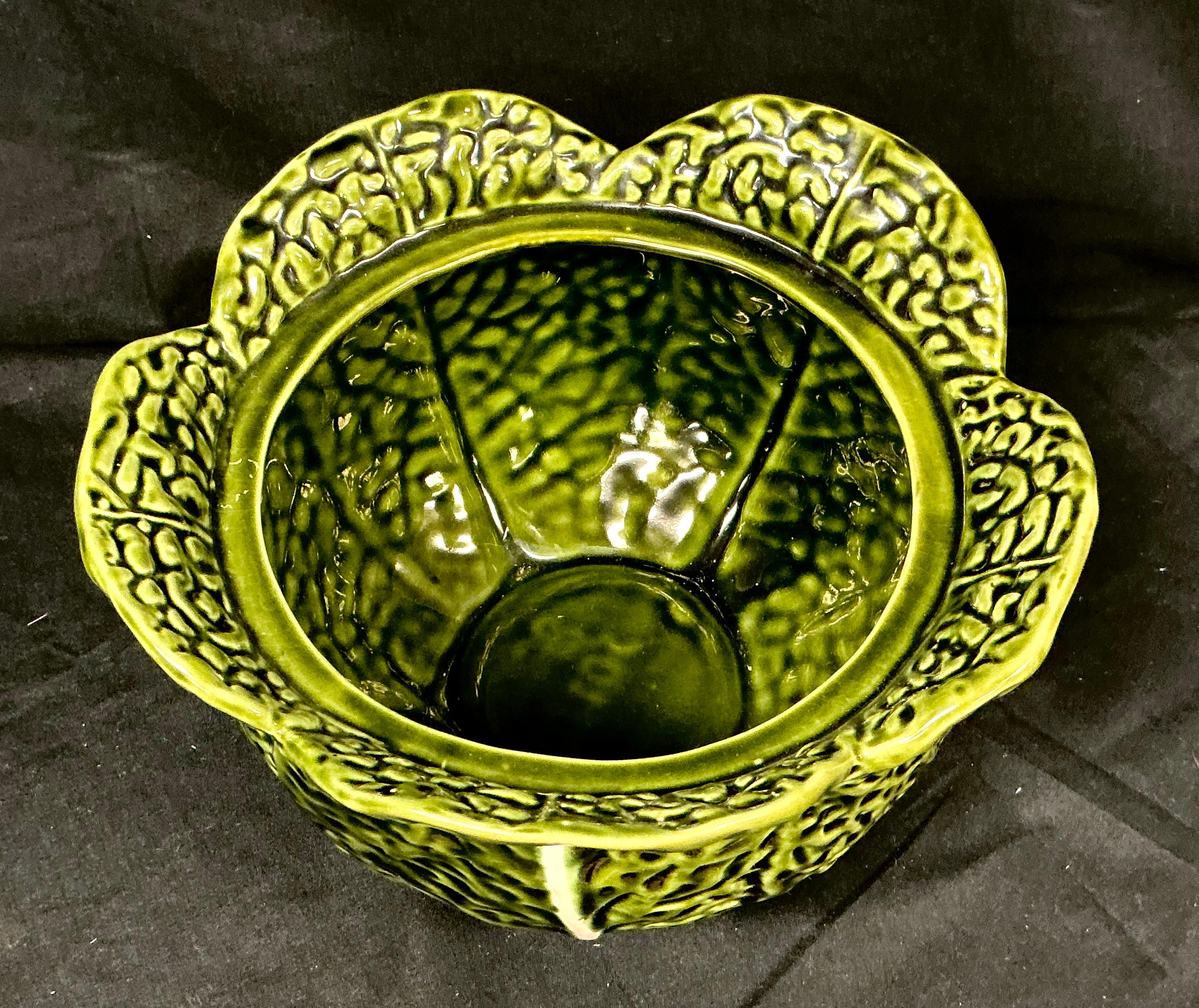 Soupière à feuilles de chou en majolique avec couvercle et sous-plat Bon état - En vente à Bradenton, FL
