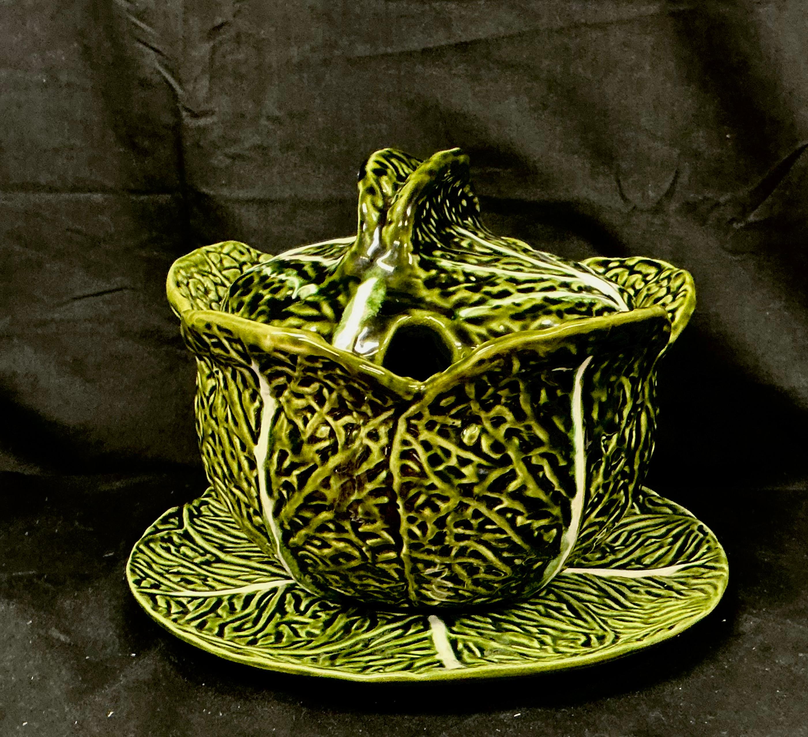 Soupière à feuilles de chou en majolique avec couvercle et sous-plat en vente 2