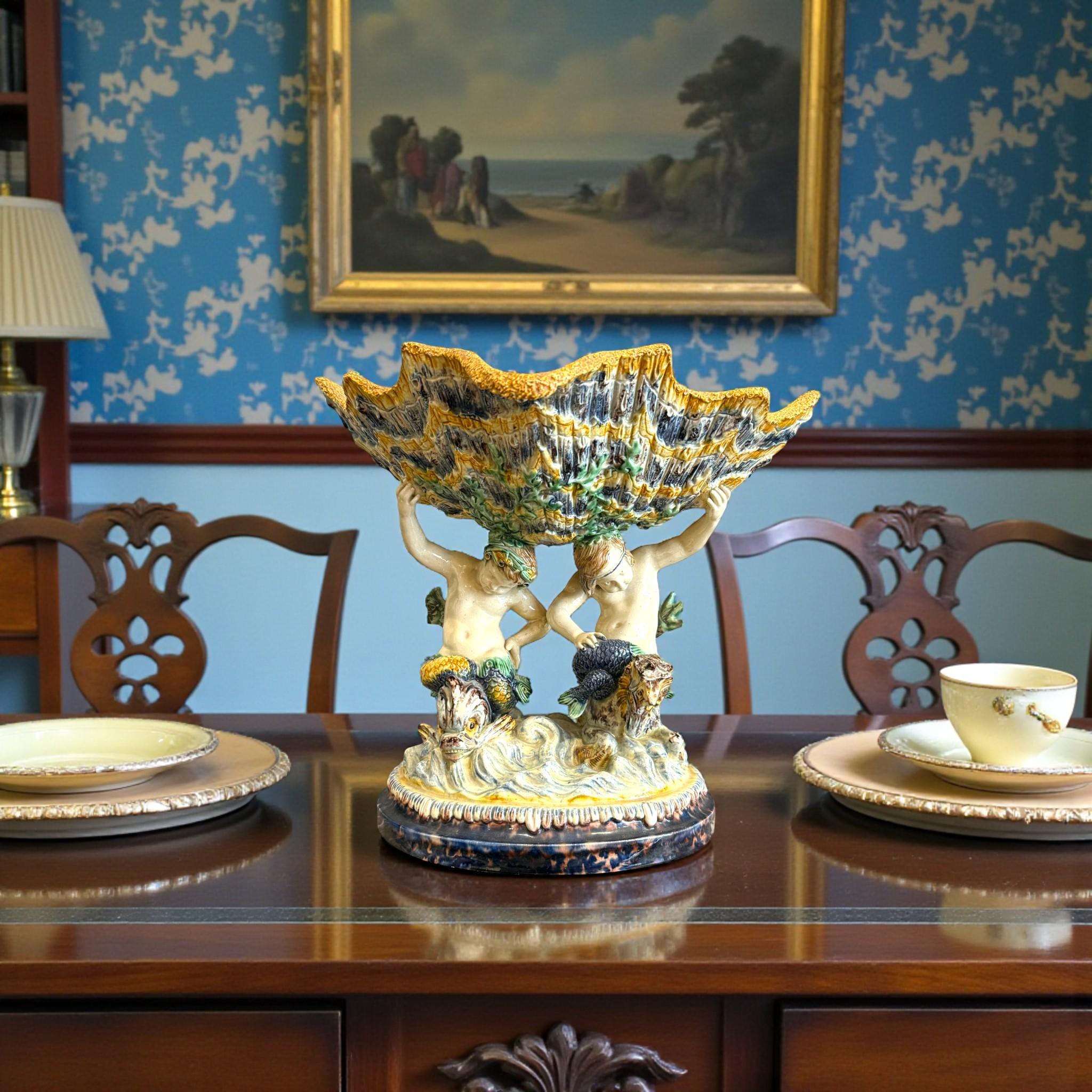 Majolika Tafelaufsatz mit Tritonen und Muschel, 19. Jahrhundert (Spätviktorianisch) im Angebot