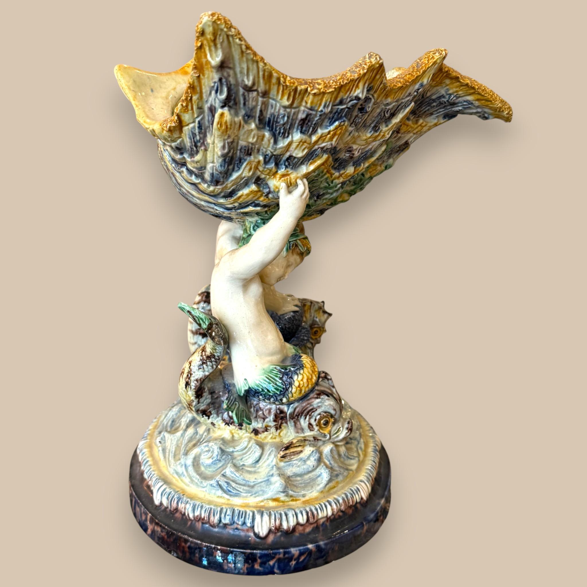 Majolika Tafelaufsatz mit Tritonen und Muschel, 19. Jahrhundert (Italienisch) im Angebot