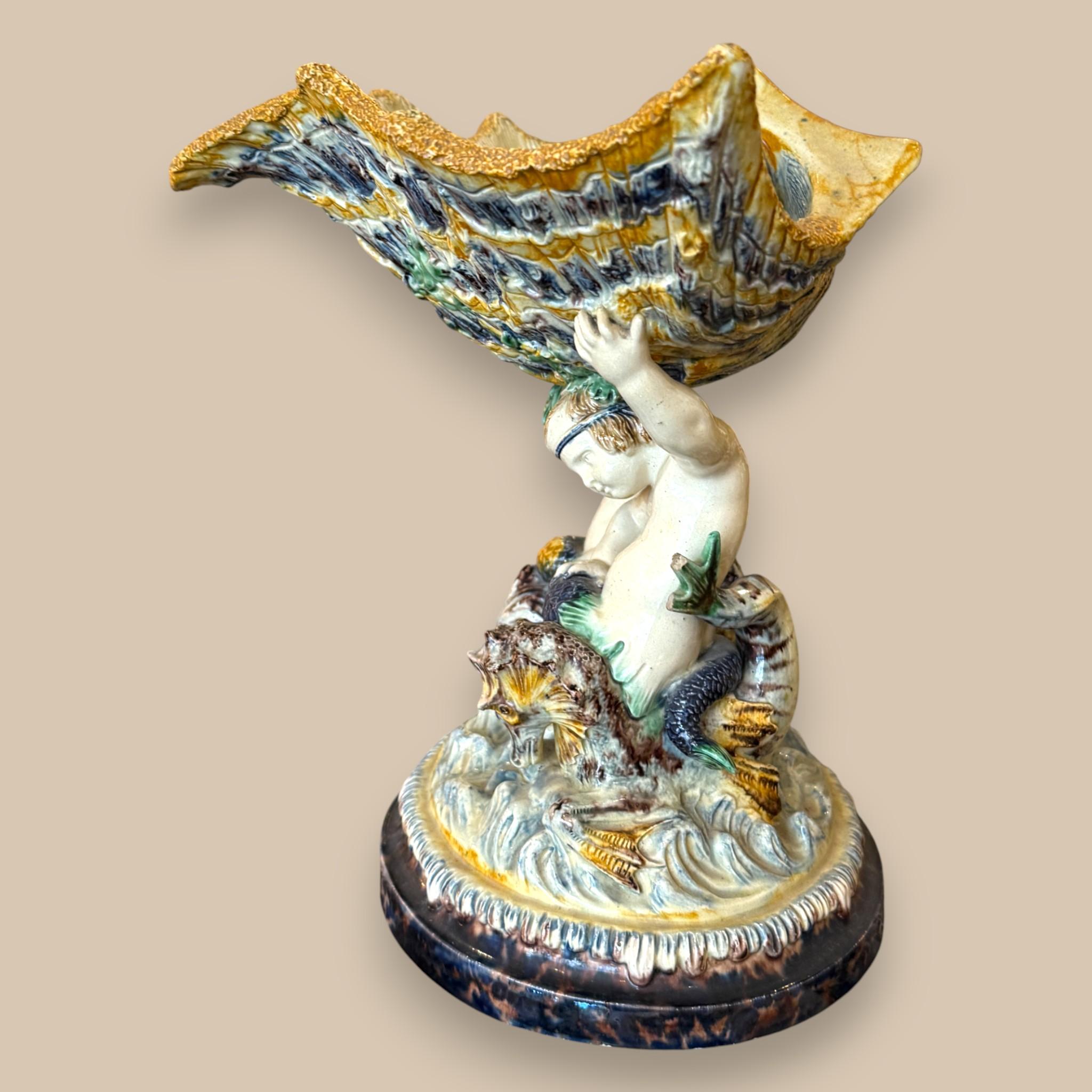 Majolika Tafelaufsatz mit Tritonen und Muschel, 19. Jahrhundert (Glasiert) im Angebot