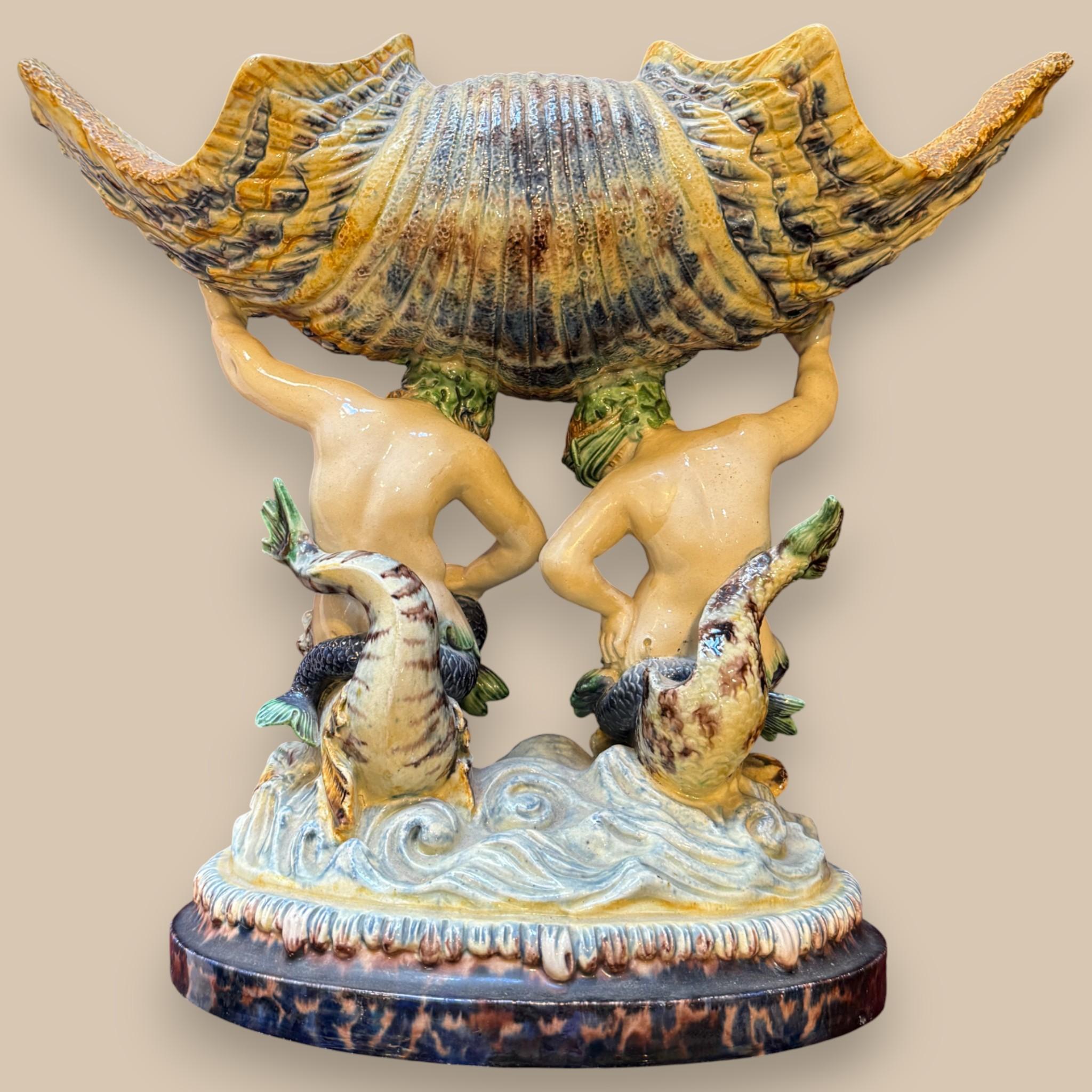 Majolika Tafelaufsatz mit Tritonen und Muschel, 19. Jahrhundert im Zustand „Gut“ im Angebot in NICE, FR