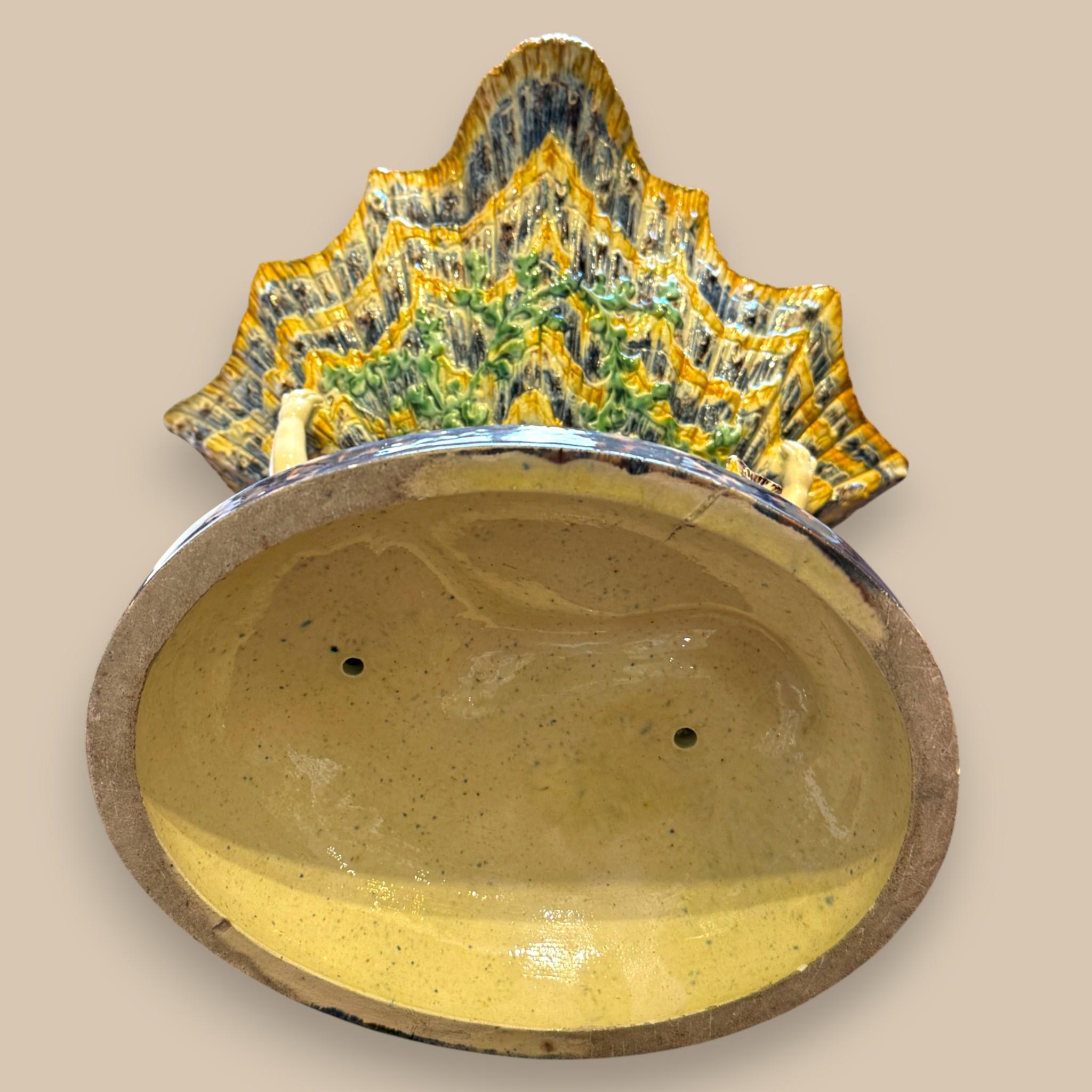 Majolika Tafelaufsatz mit Tritonen und Muschel, 19. Jahrhundert (Keramik) im Angebot