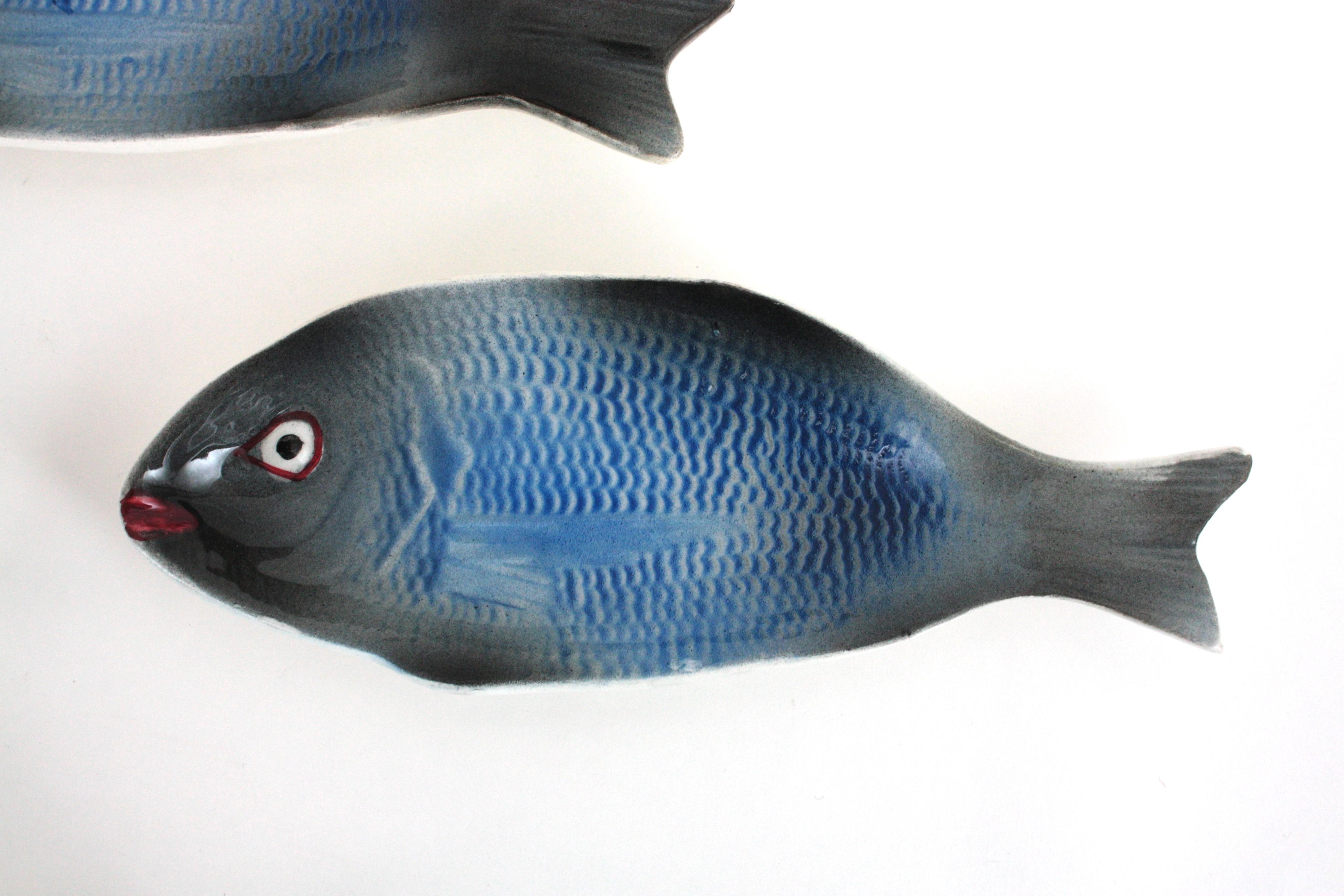 Juego de platos y fuentes de cerámica mayólica azul con peces, 1960 en venta 2