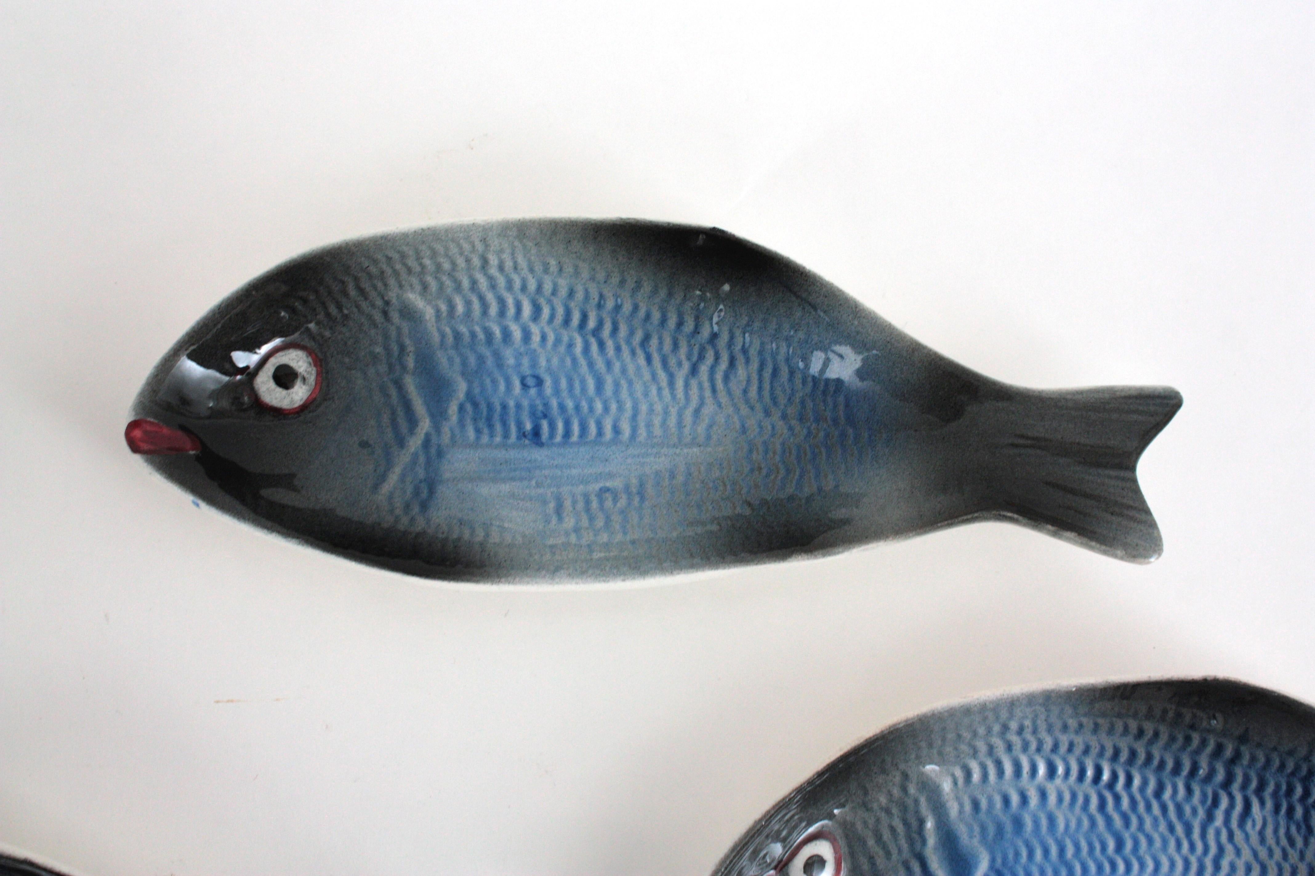 Juego de platos y fuentes de cerámica mayólica azul con peces, 1960 en venta 3