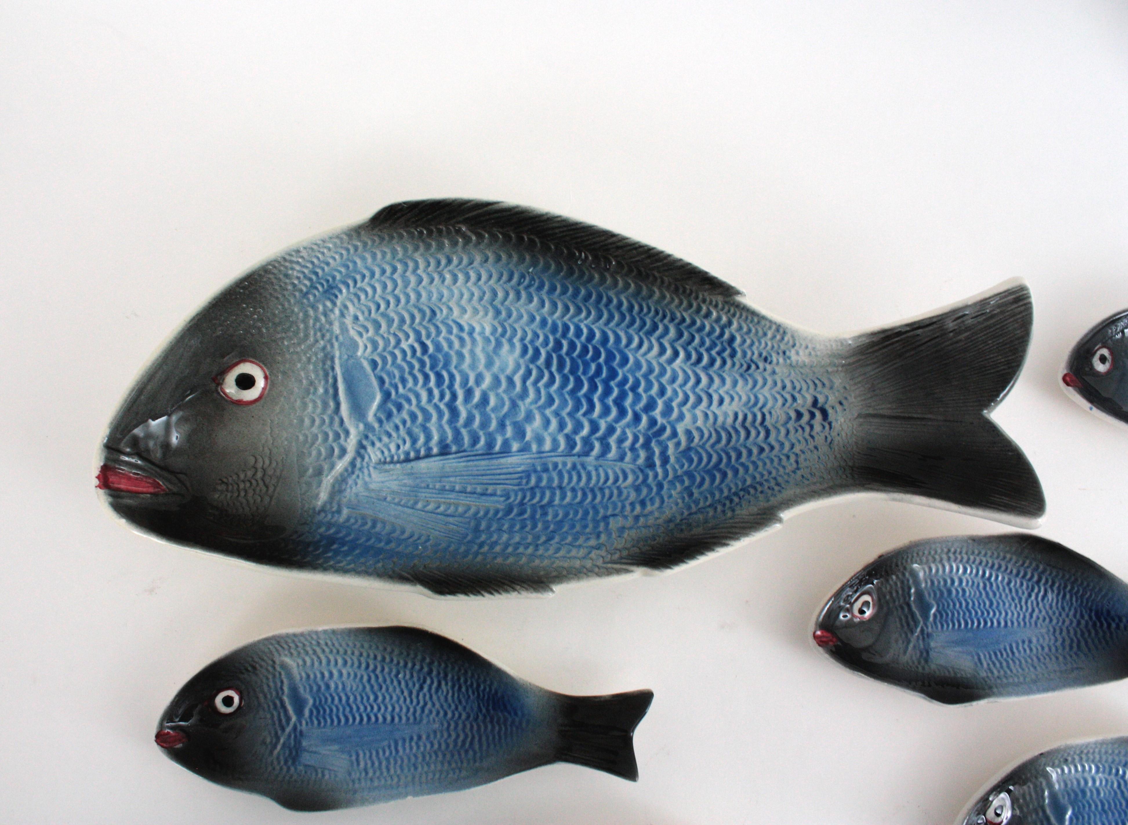 Juego de platos y fuentes de cerámica mayólica azul con peces, 1960 en venta 4