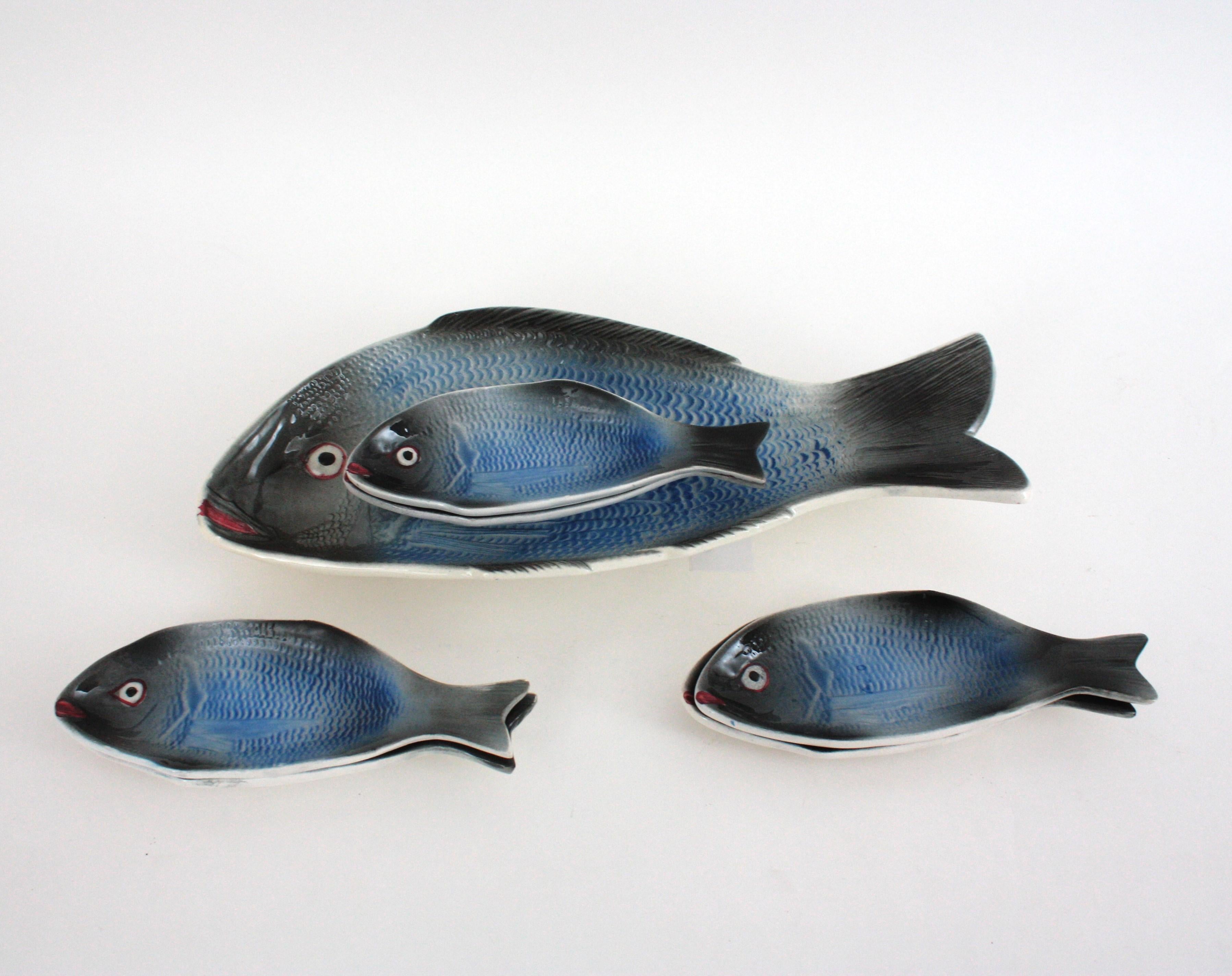 Juego de platos y fuentes de cerámica mayólica azul con peces, 1960 en venta 5