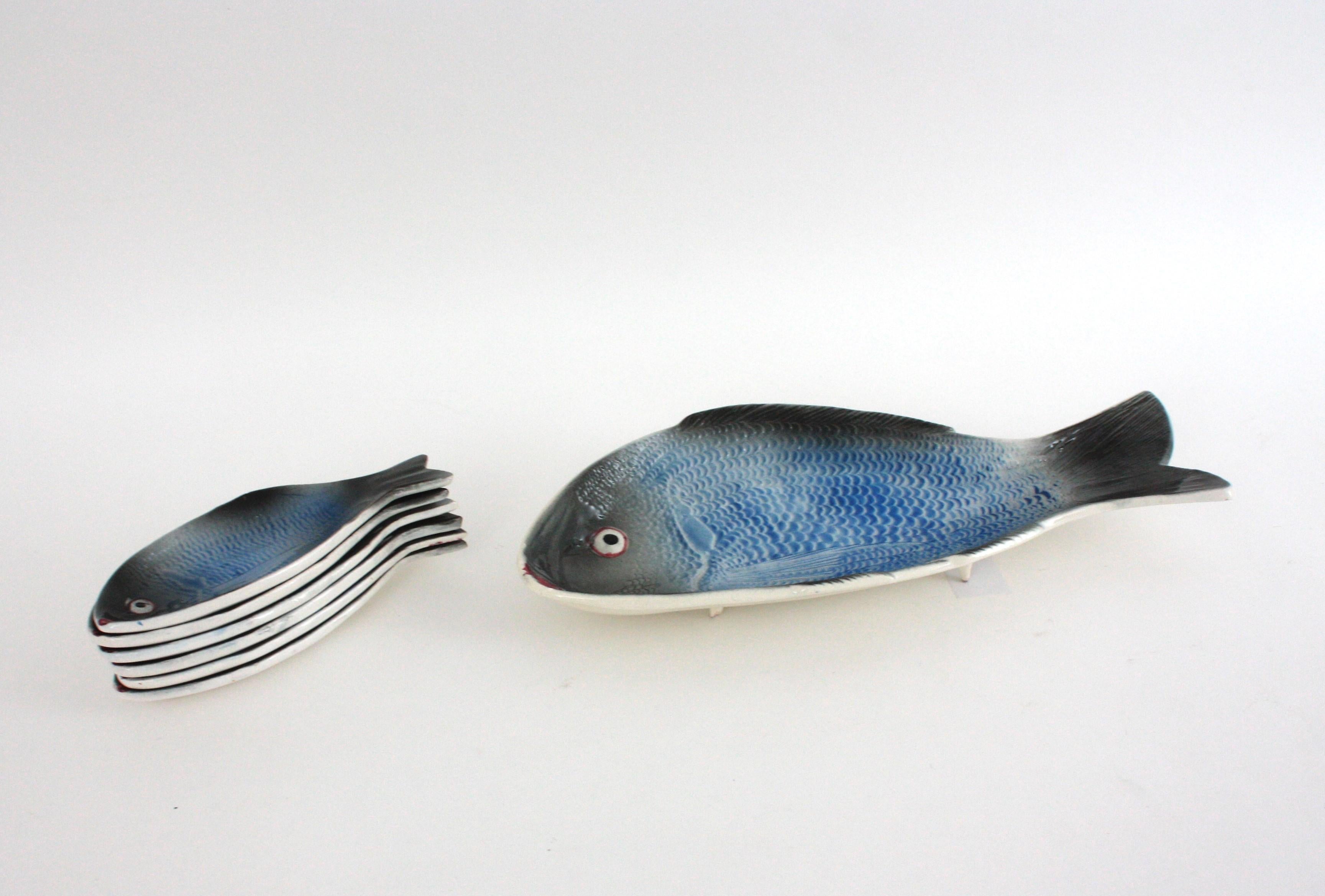 Juego de platos y fuentes de cerámica mayólica azul con peces, 1960 en venta 6