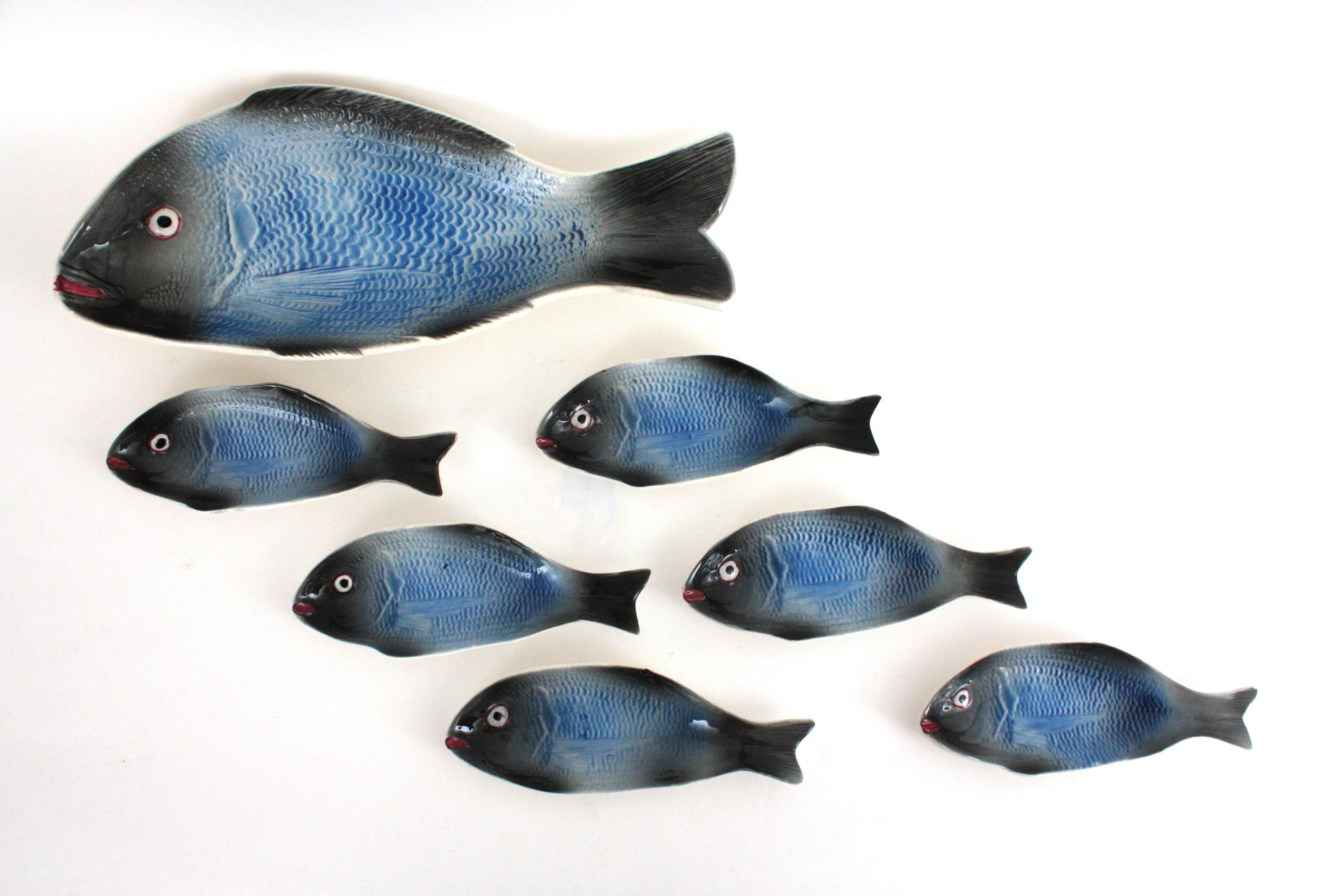 Juego de platos y fuentes de cerámica mayólica azul con peces, 1960 en venta 7