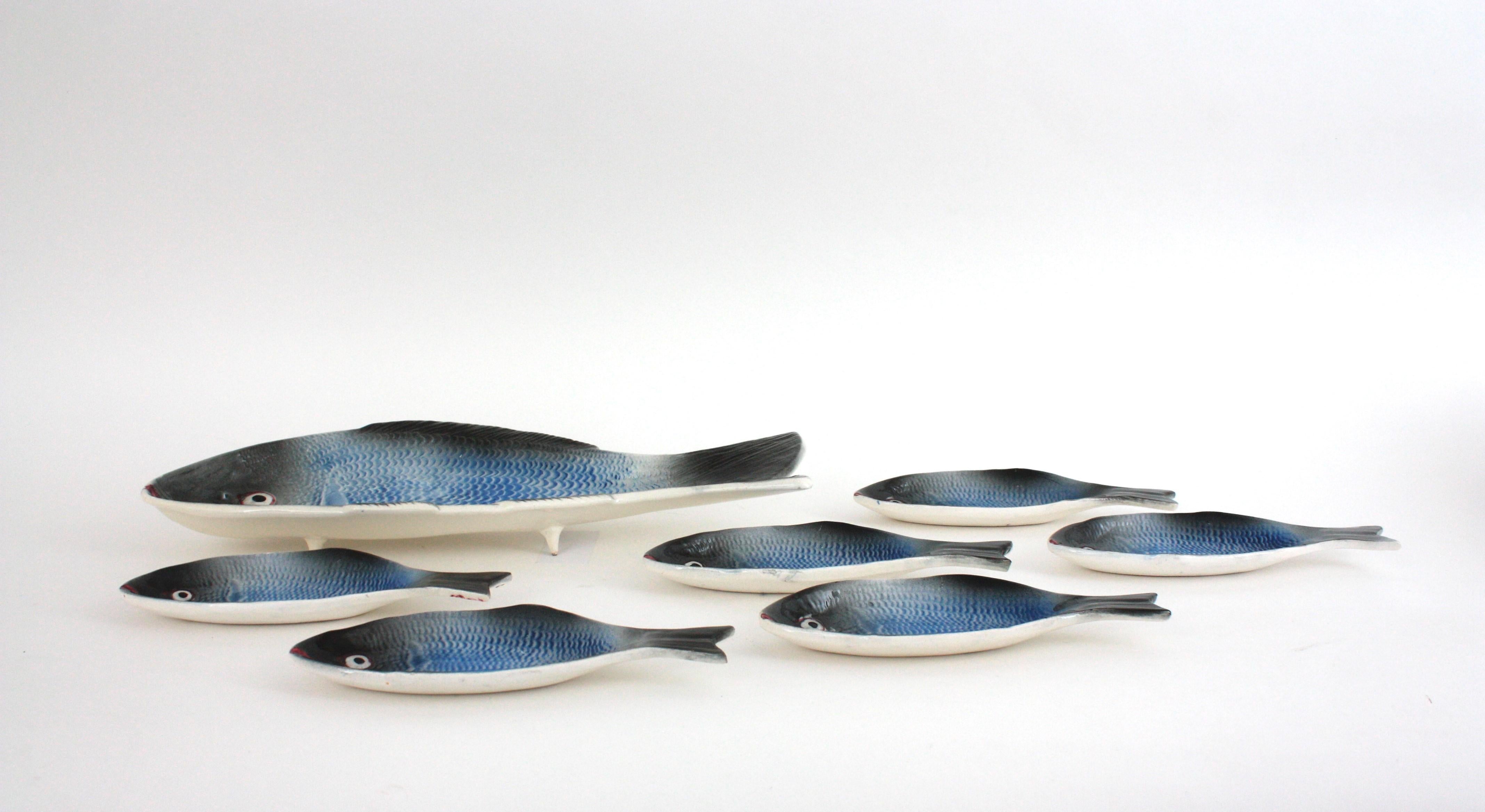 Juego de platos y fuentes de cerámica mayólica azul con peces, 1960 en venta 8