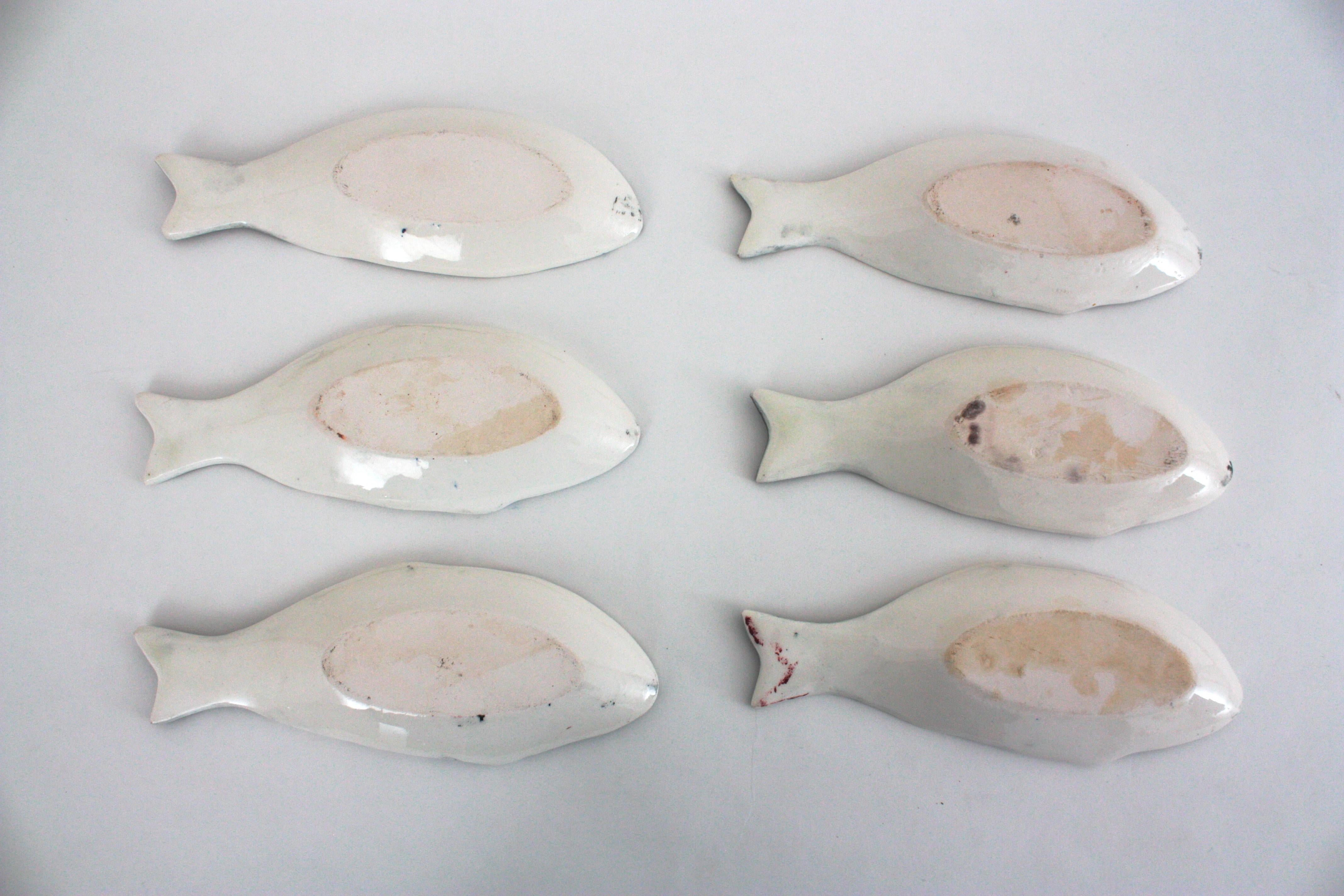 Juego de platos y fuentes de cerámica mayólica azul con peces, 1960 en venta 10