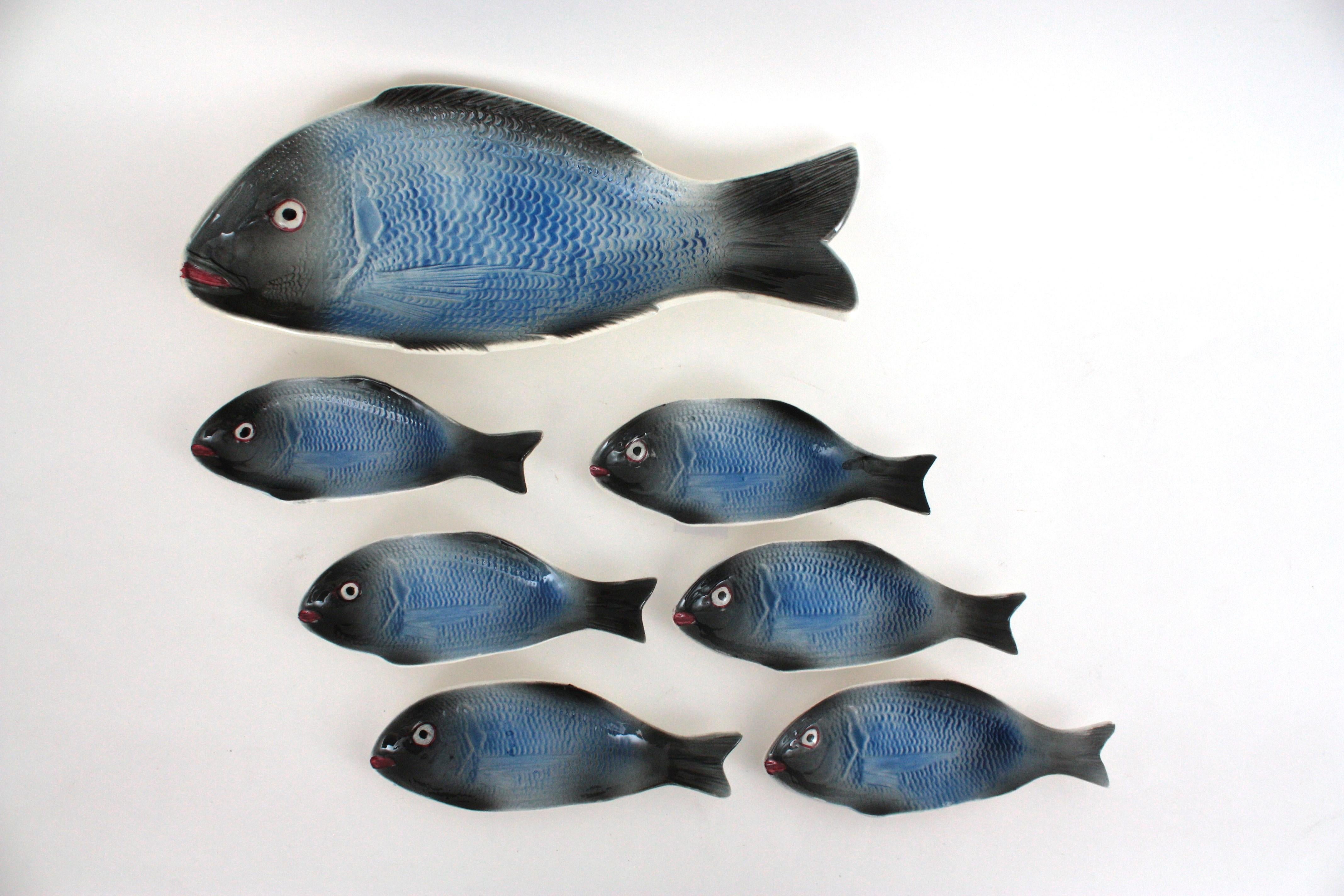 Juego de platos y fuentes de cerámica mayólica azul con peces, 1960 en venta 11
