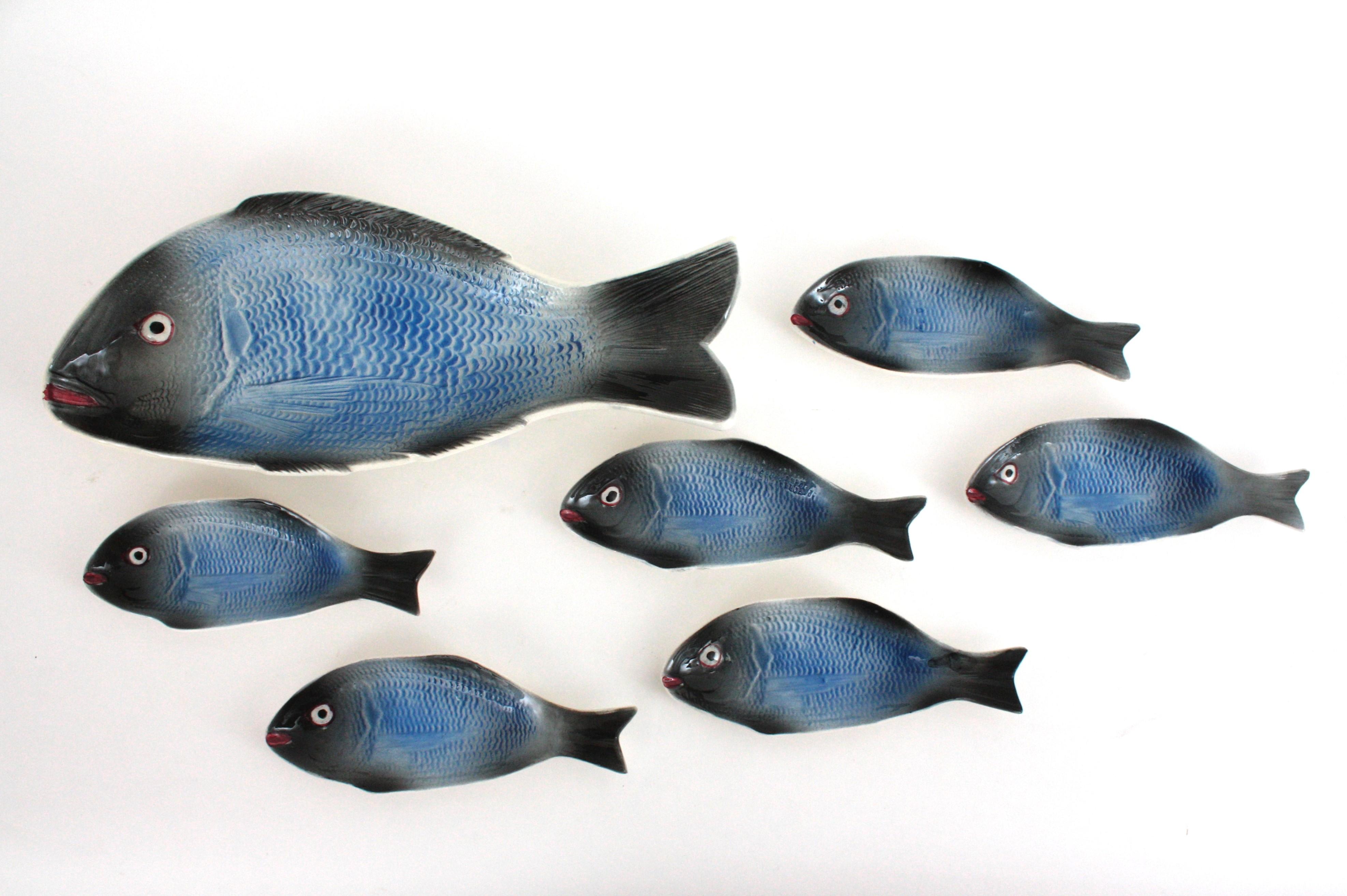 Llamativo juego de 6 platos pequeños de pescado y una bandeja grande de pescado en cerámica esmaltada azul y gris, España, años 60.
Este juego de servir de cerámica de mediados de siglo puede utilizarse para servir postres, ensaladas o sushi, y