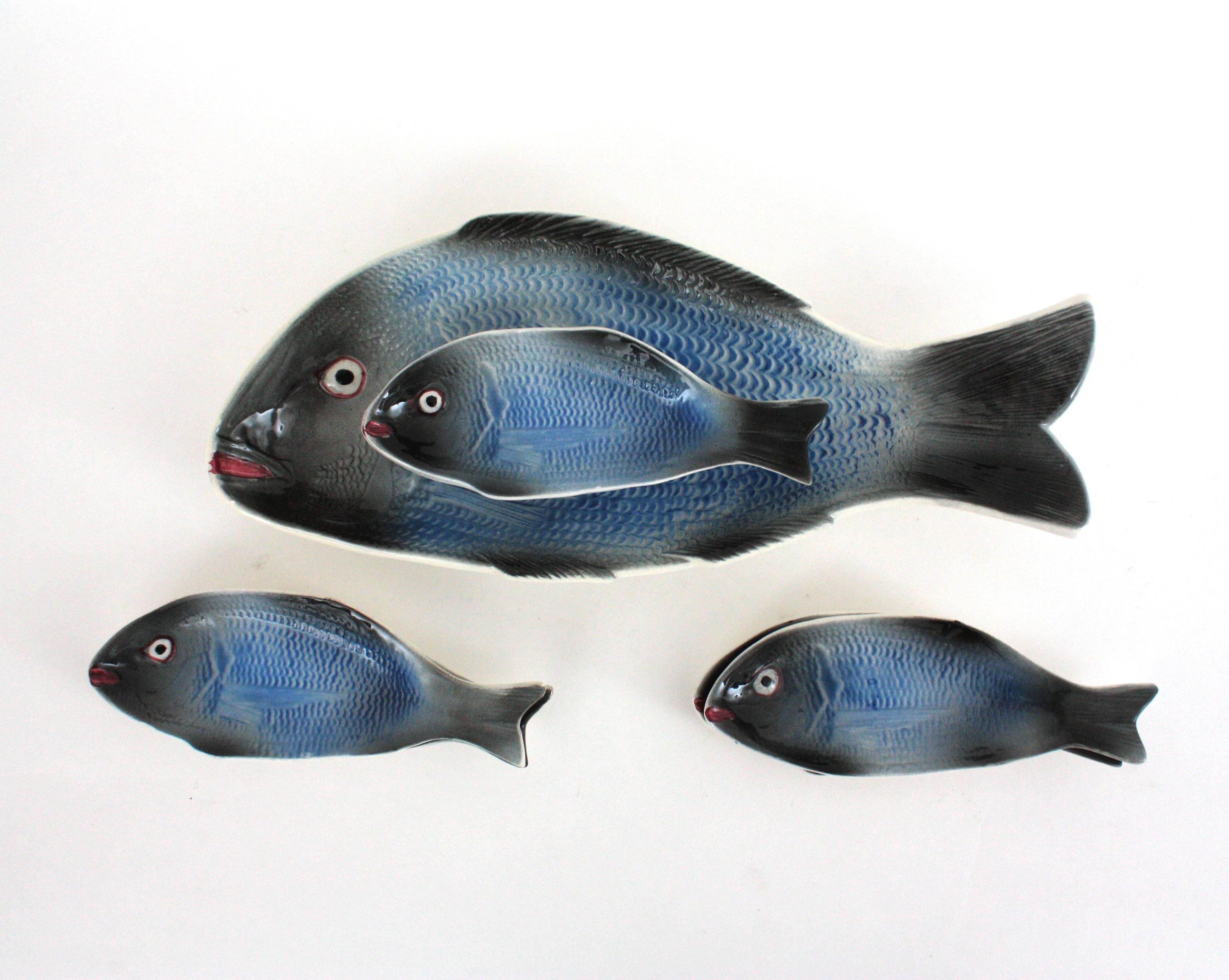 Juego de platos y fuentes de cerámica mayólica azul con peces, 1960 Moderno de mediados de siglo en venta