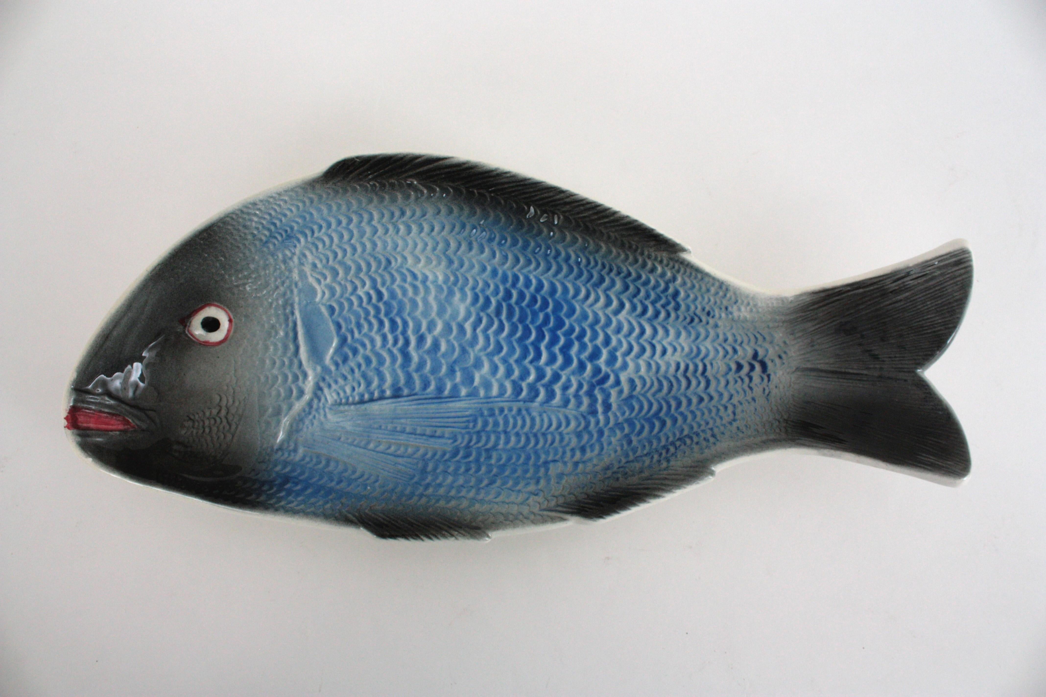 Juego de platos y fuentes de cerámica mayólica azul con peces, 1960 Español en venta