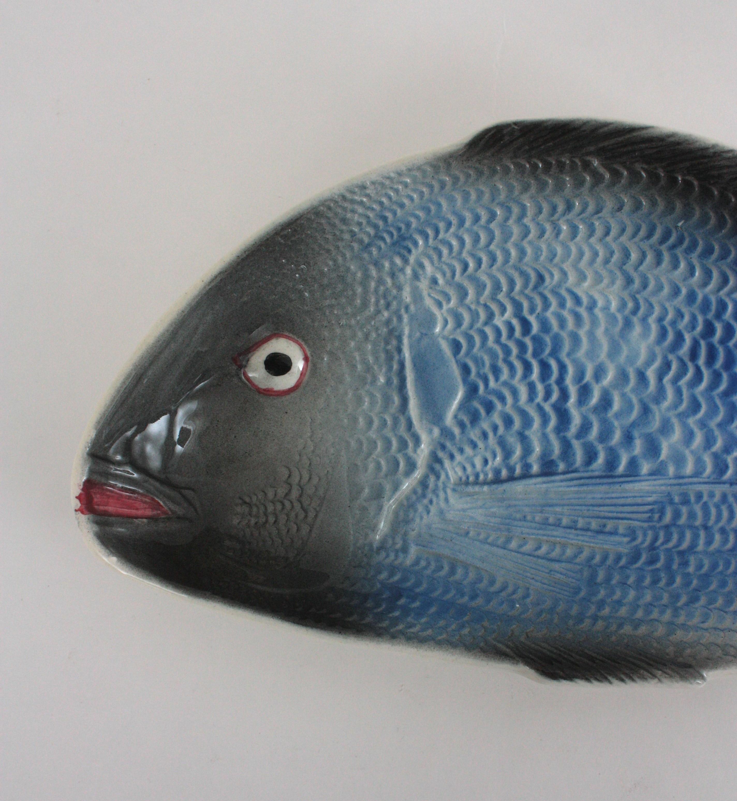 Juego de platos y fuentes de cerámica mayólica azul con peces, 1960 Glaseado en venta