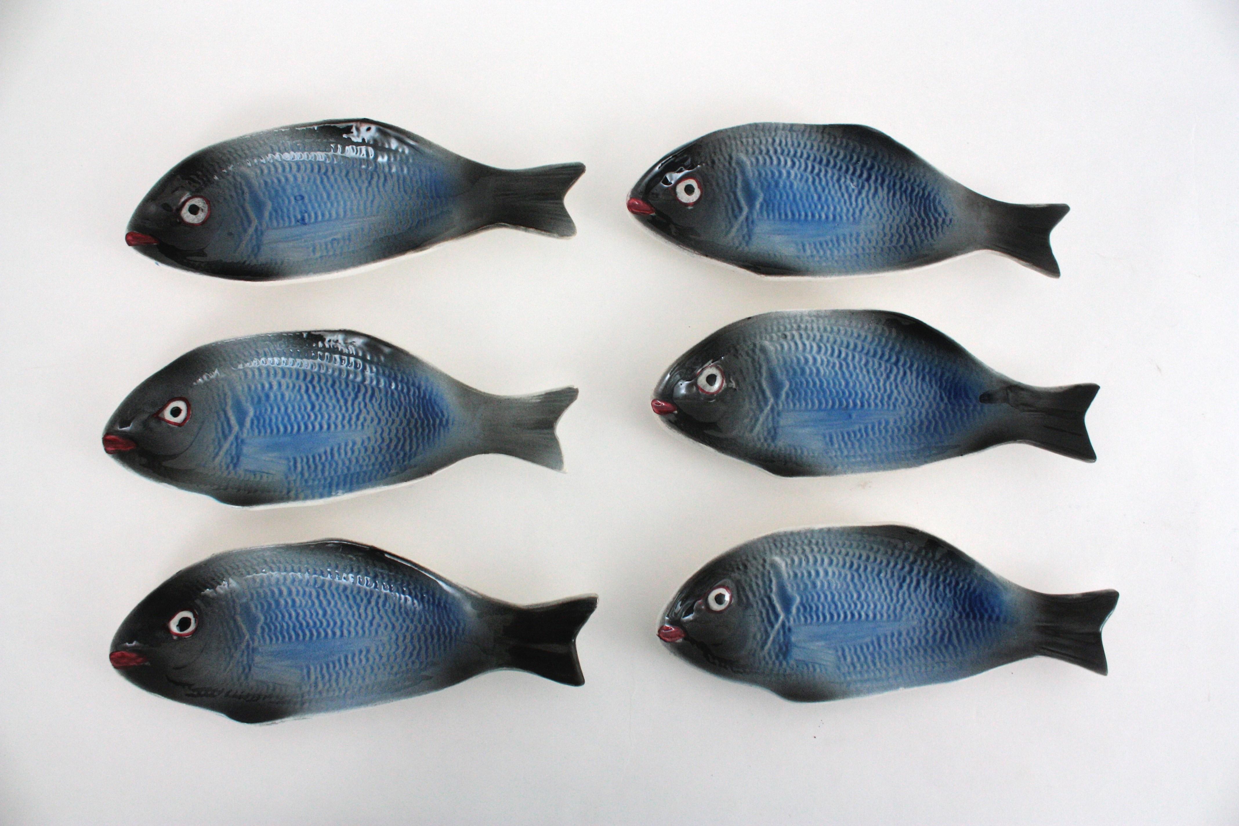 Juego de platos y fuentes de cerámica mayólica azul con peces, 1960 en Bueno estado para la venta en Barcelona, ES