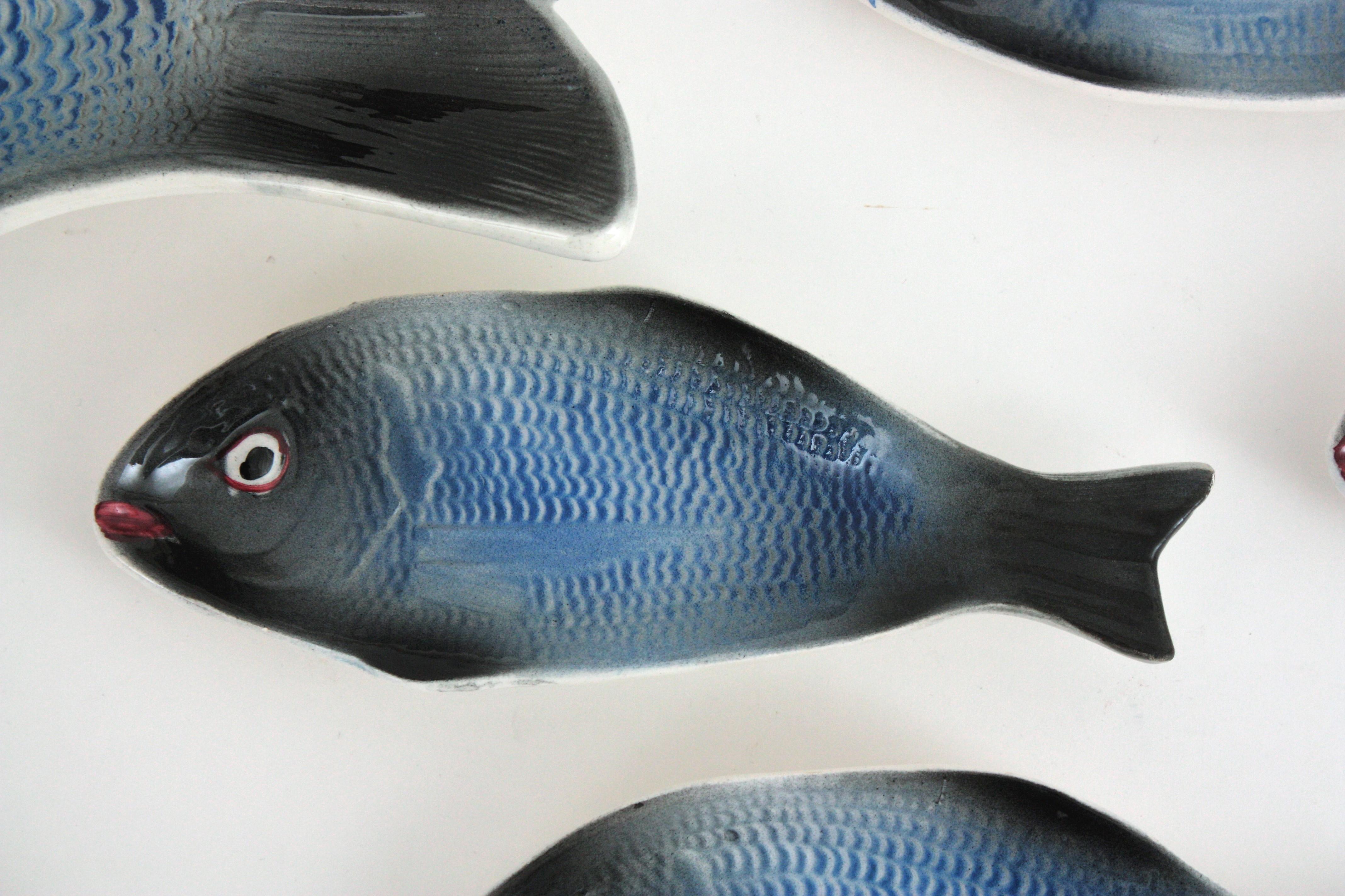 Juego de platos y fuentes de cerámica mayólica azul con peces, 1960 siglo XX en venta