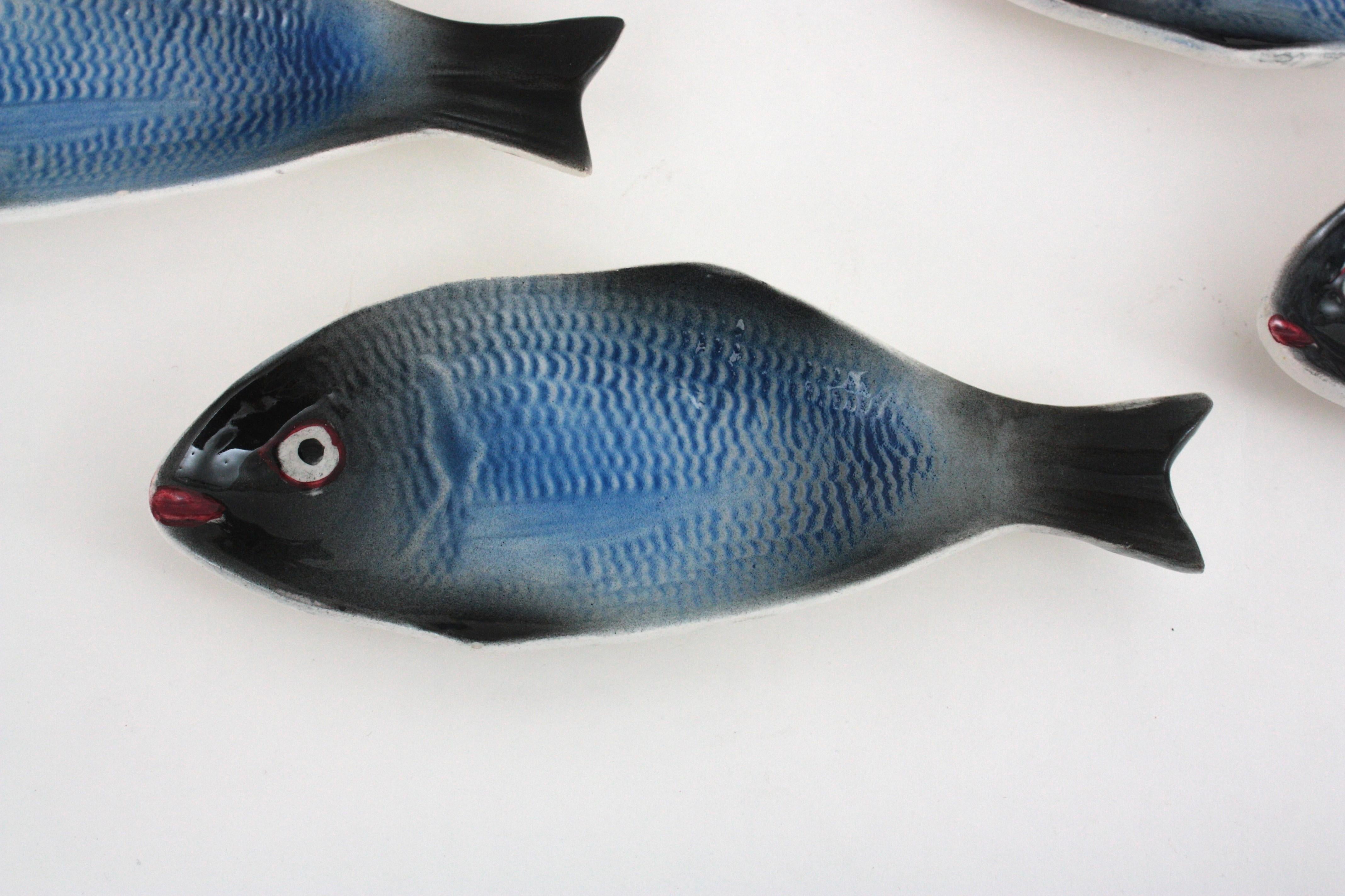 Juego de platos y fuentes de cerámica mayólica azul con peces, 1960 Cerámico en venta