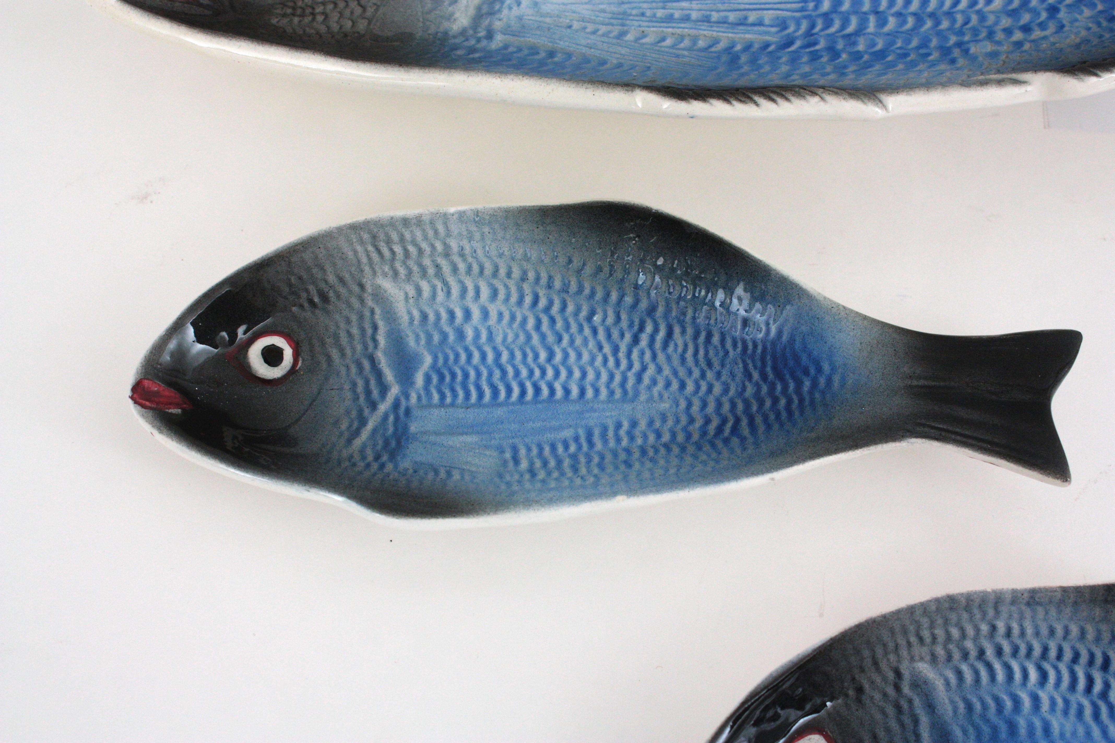 Juego de platos y fuentes de cerámica mayólica azul con peces, 1960 en venta 1