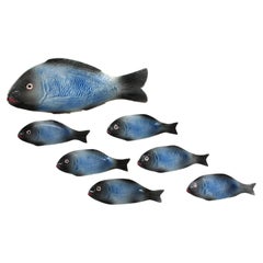 Juego de platos y fuentes de cerámica mayólica azul con peces, 1960