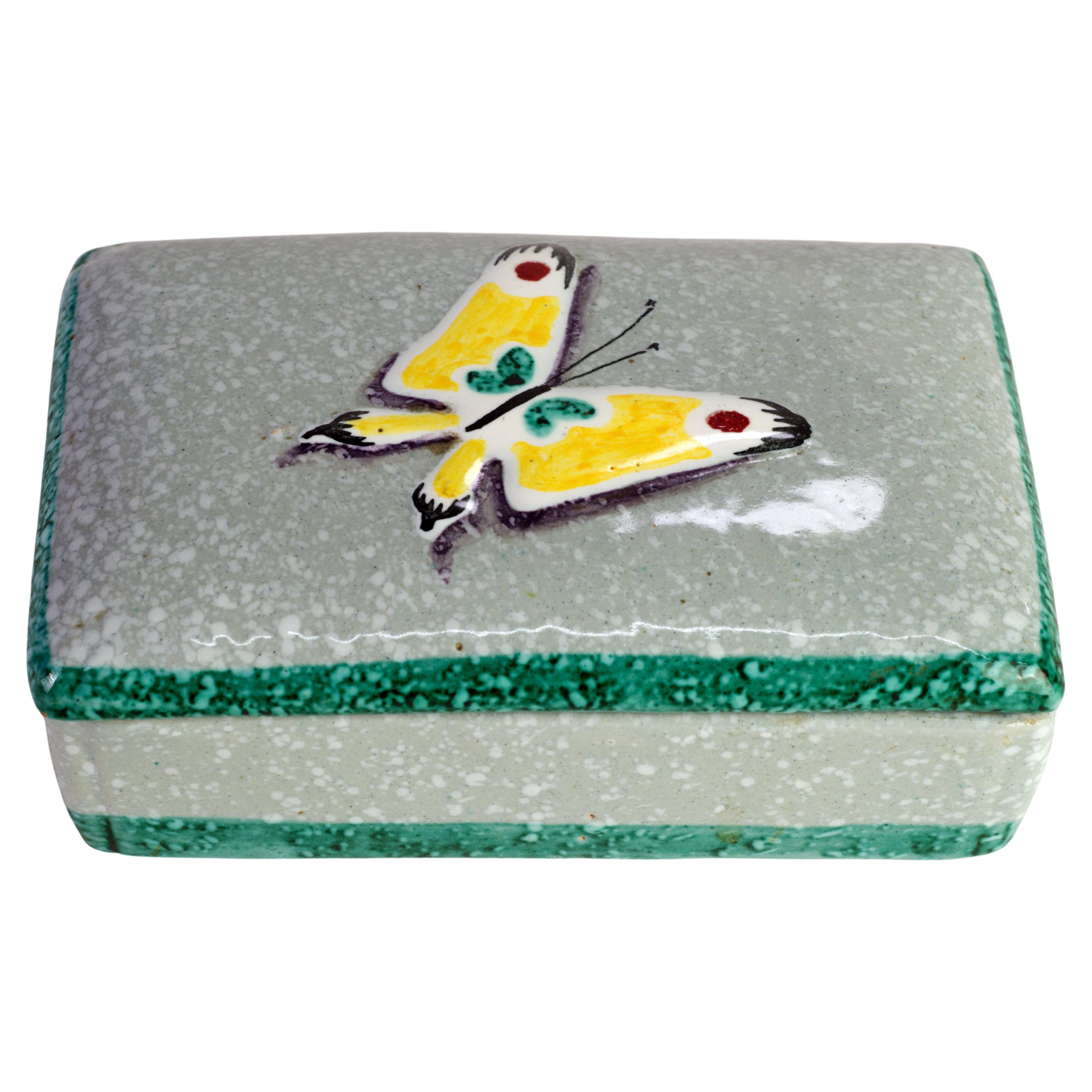 Scatola in ceramica maiolicata con coperchio, decorazione a farfalla, Italia, metà del secolo scorso.