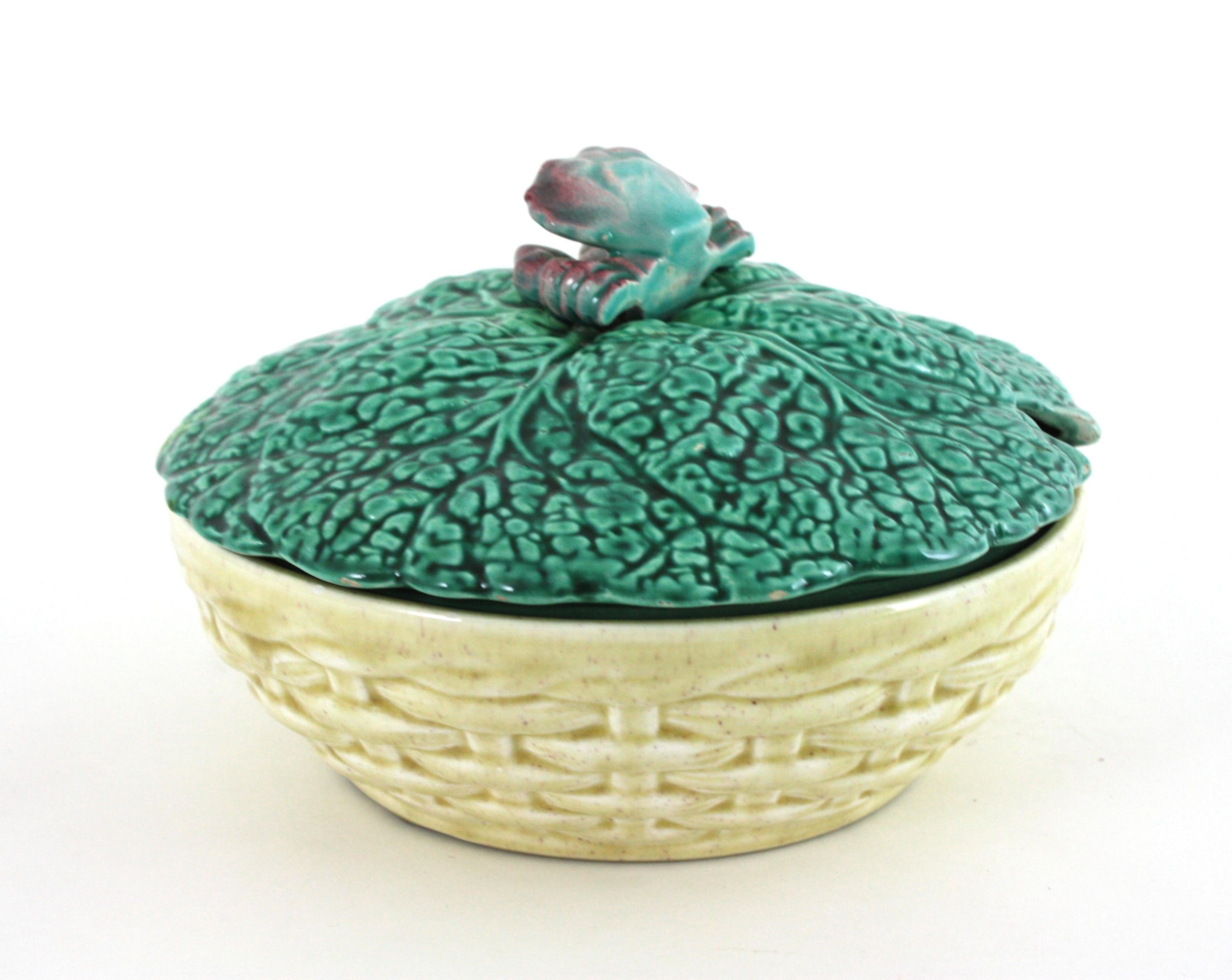 Soupière en céramique majolique avec chou et crabe, Italie 1950 en vente 2