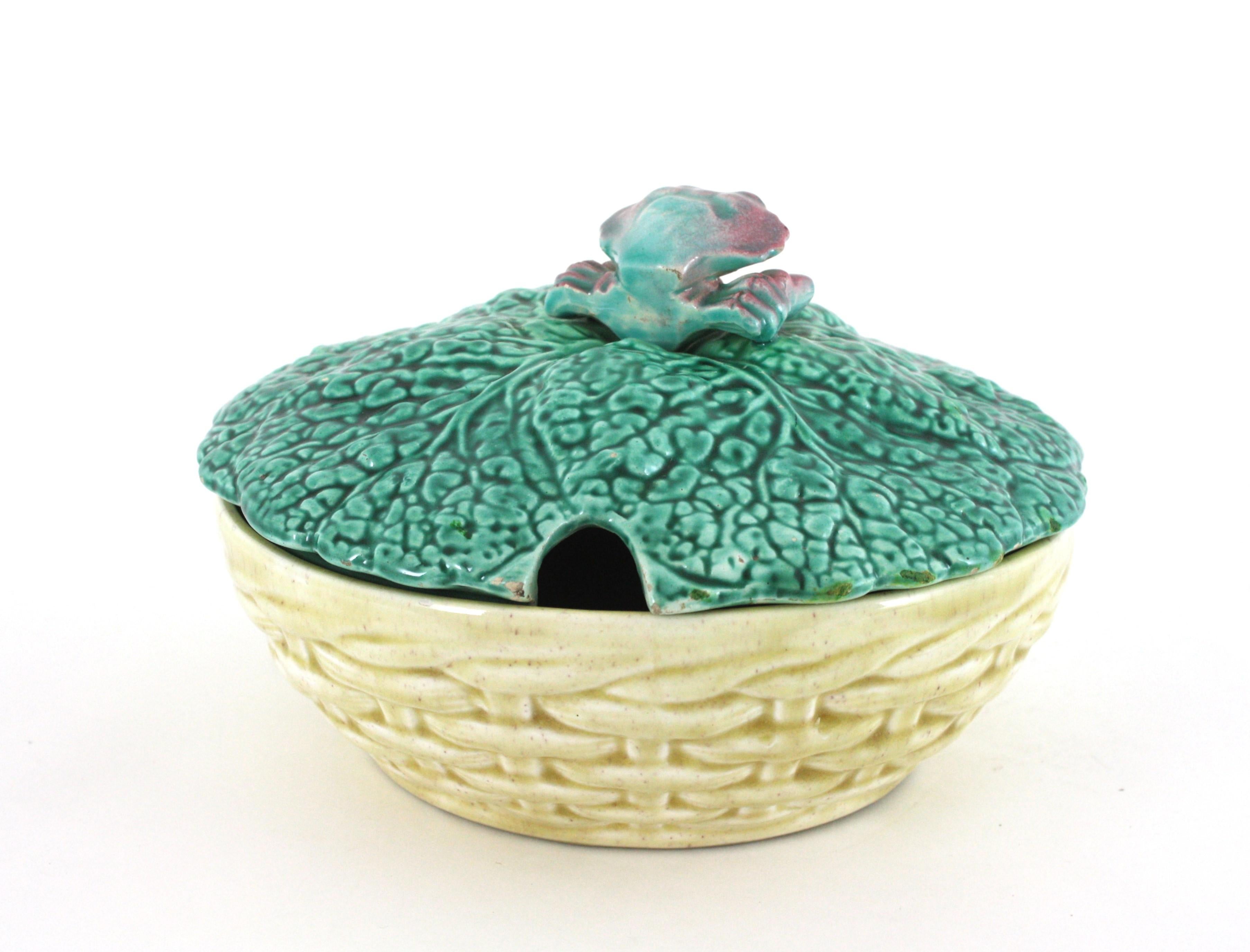 Soupière en céramique majolique avec chou et crabe, Italie 1950 en vente 3