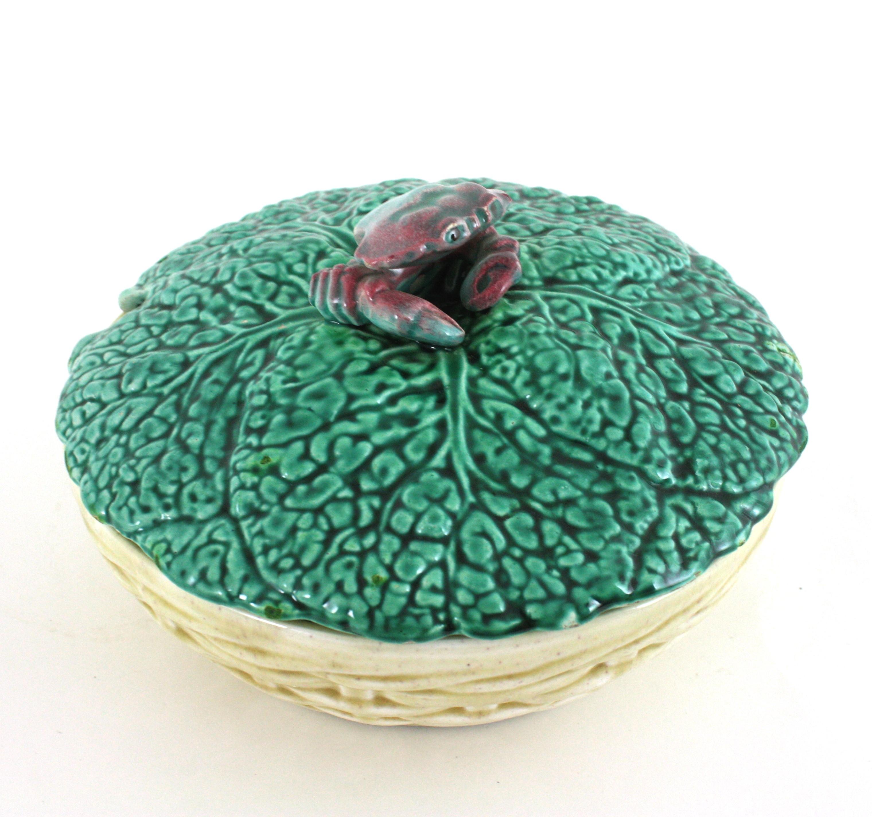 Soupière en céramique majolique avec chou et crabe, Italie 1950 en vente 4