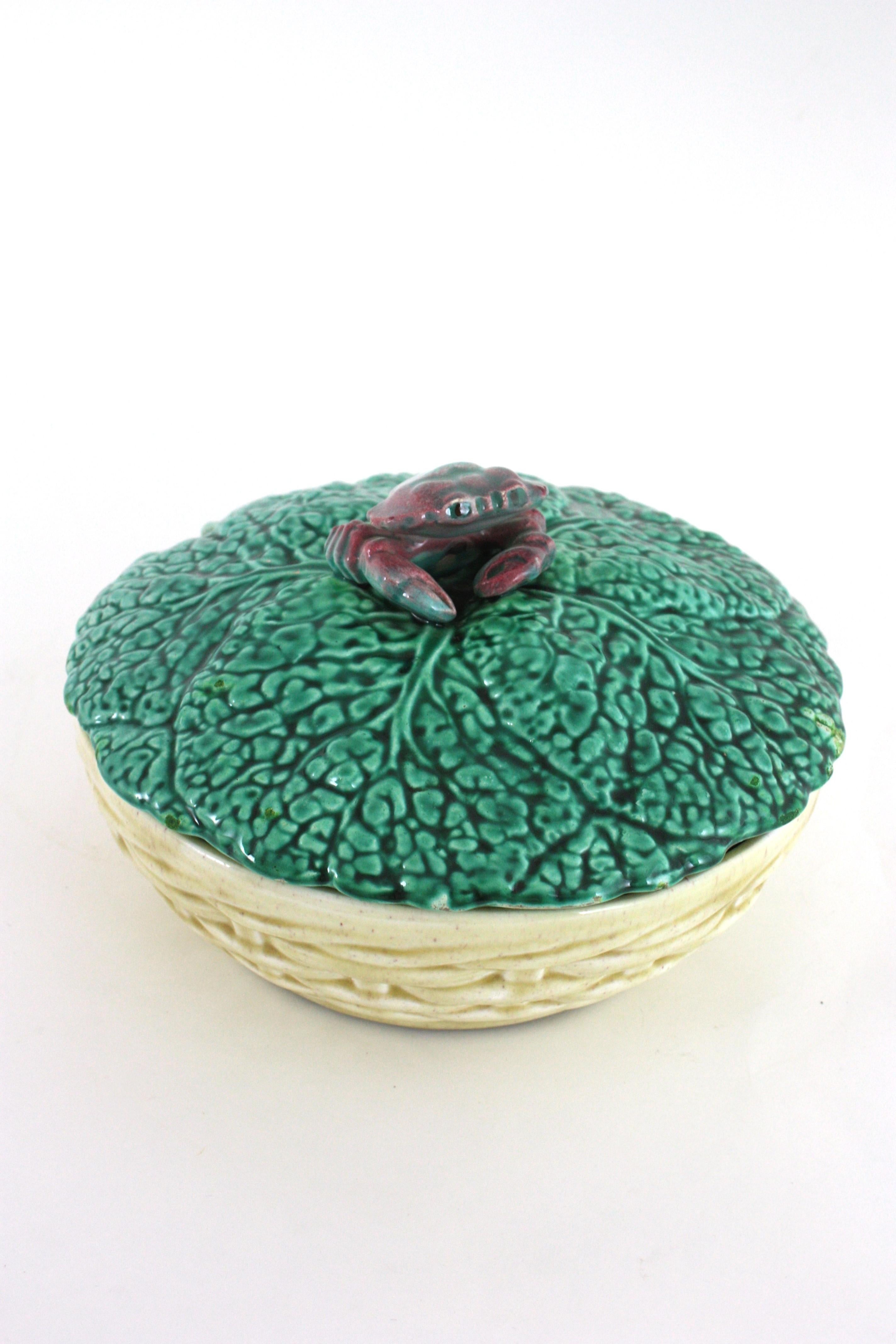 Soupière en céramique majolique avec chou et crabe, Italie 1950 en vente 5